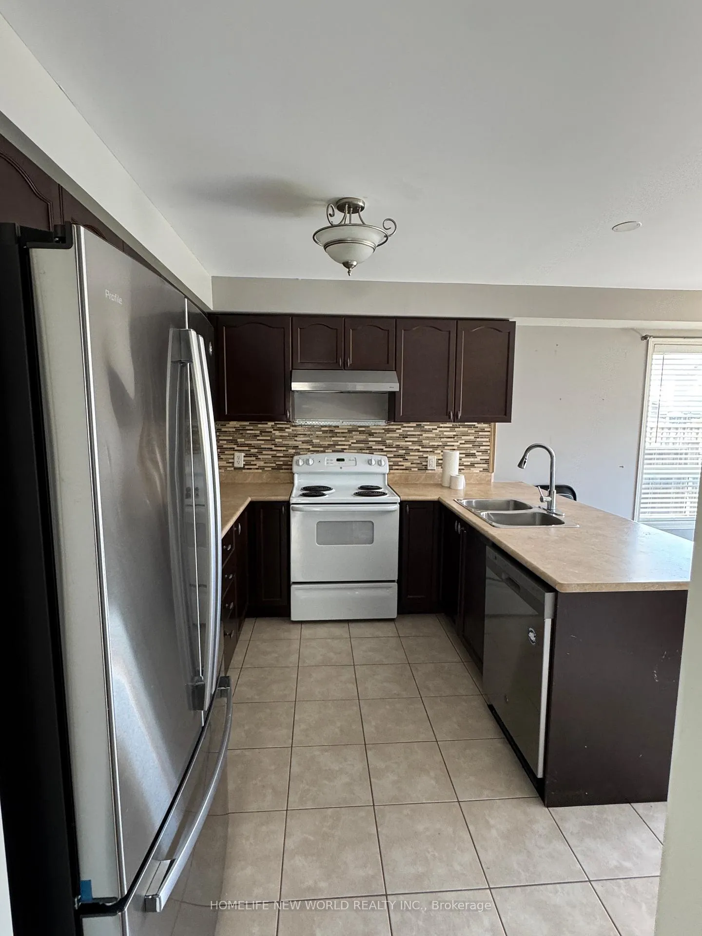 Photo 6 of 1284 Gyatt Crescent, Oshawa, Pinecrest — HOMEH