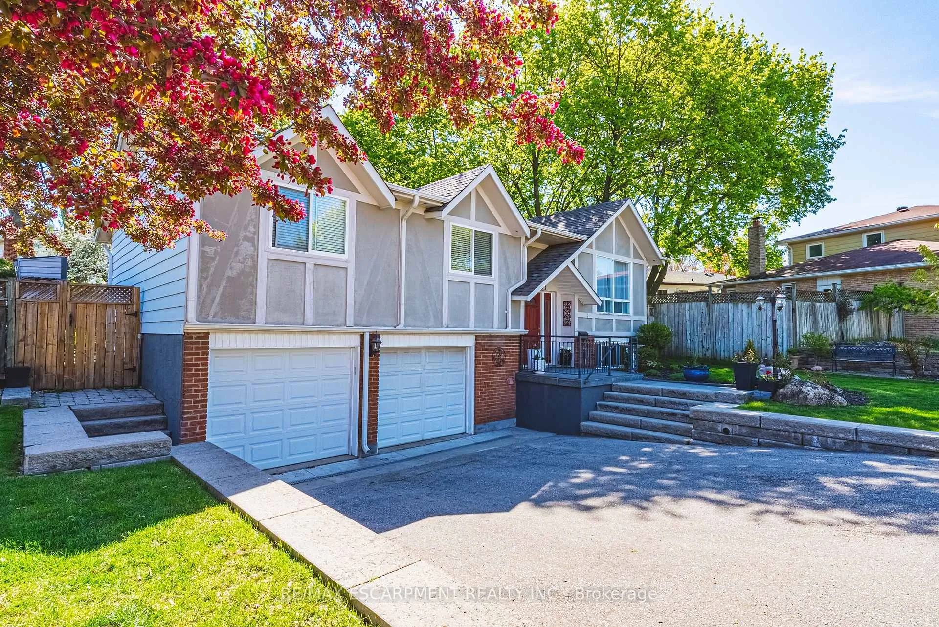 Photo 2 of 2231 Sandringham Drive, Burlington, Mountainside — HOMEH