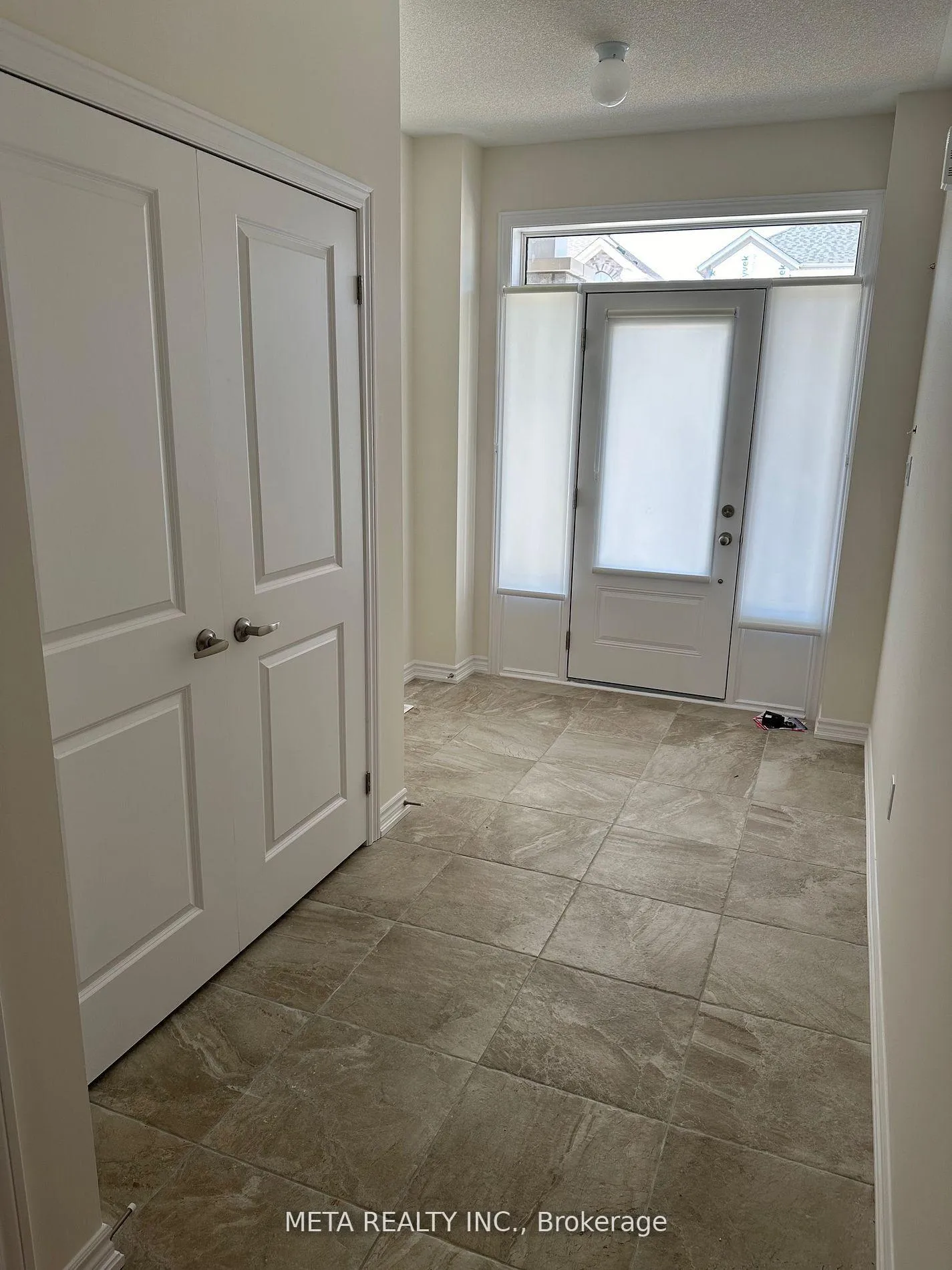 Photo 3 of 34 Durham Avenue, Barrie, Rural Barrie Southeast — HOMEH