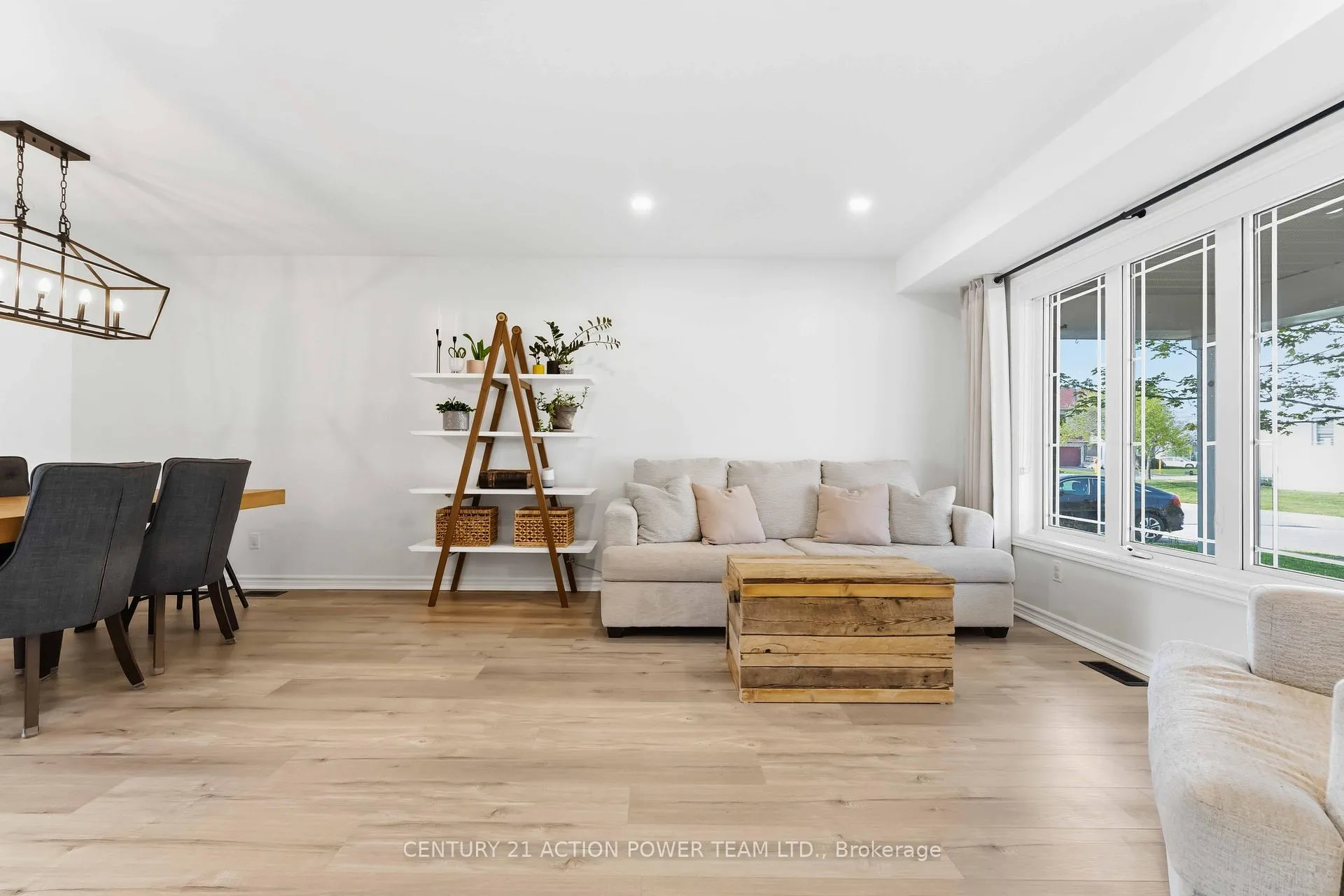 Photo 5 of 305 Sarabella Street, Ottawa, Avalon East — HOMEH