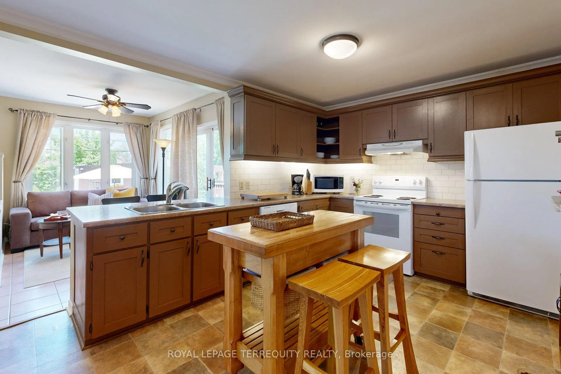 Photo 11 of 92 Eileen Avenue, Toronto, Rockcliffe-Smythe — HOMEH