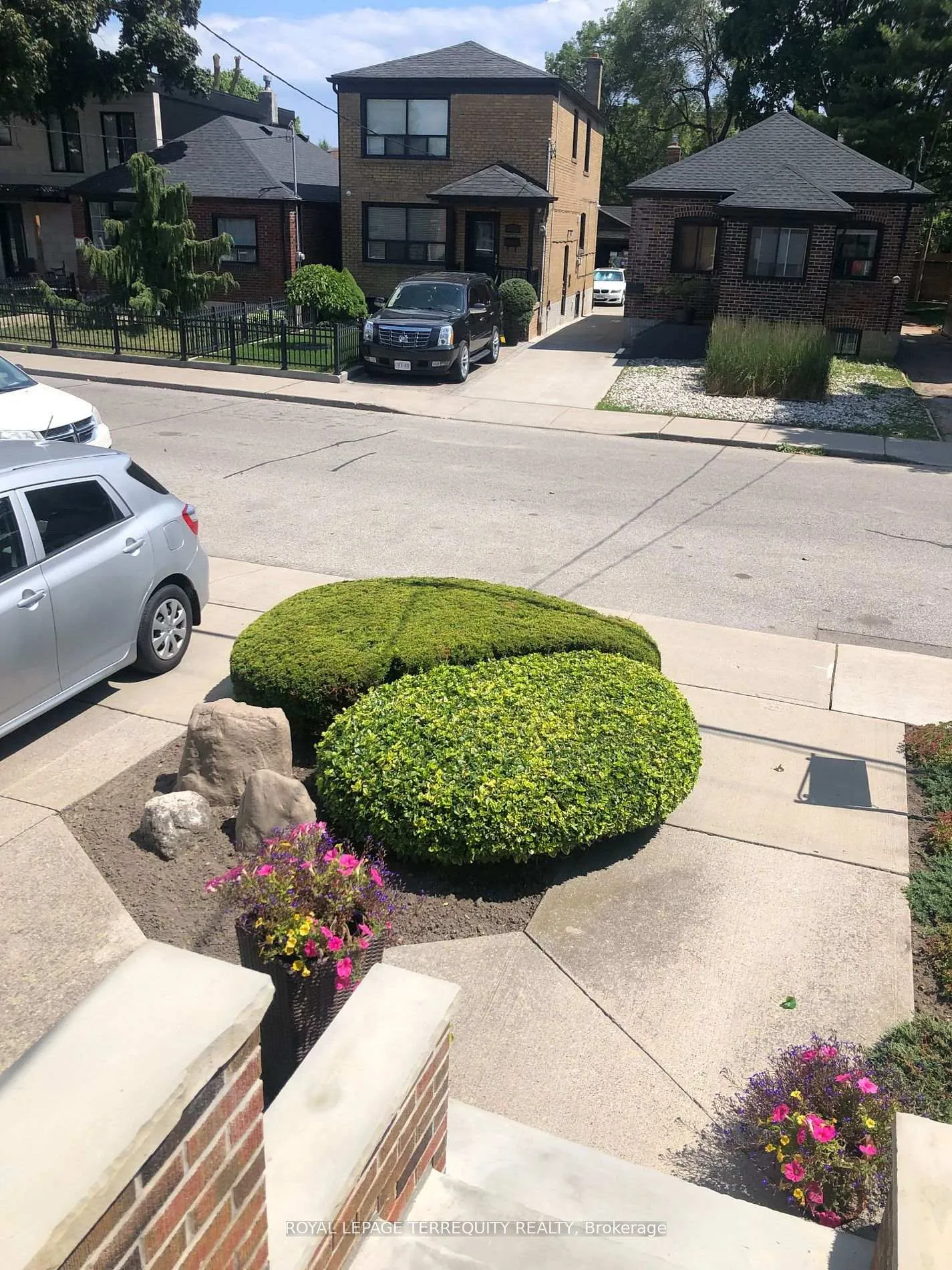 Photo 33 of 92 Eileen Avenue, Toronto, Rockcliffe-Smythe — HOMEH