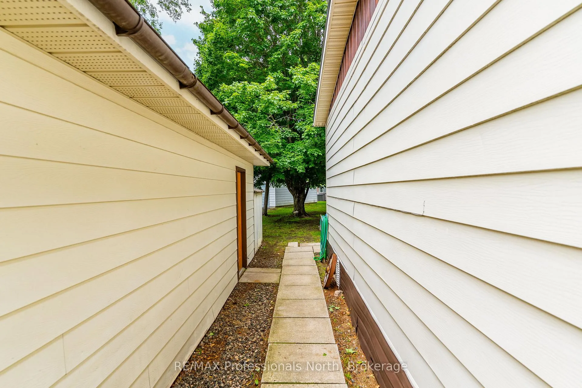 Photo 3 of 1077 Eighth Lane, Minden Hills, Lutterworth — HOMEH