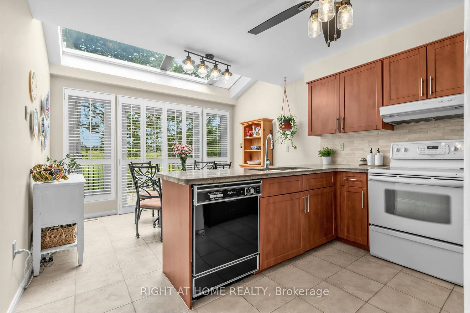 Photo 12 of 10 Parklawn Crescent, Markham, Thornlea — HOMEH
