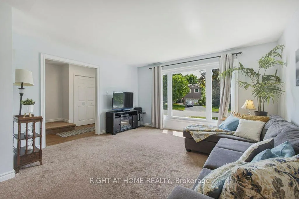 Photo 8 of 1033 Birchwood Drive, Newmarket, Gorham-College Manor — HOMEH