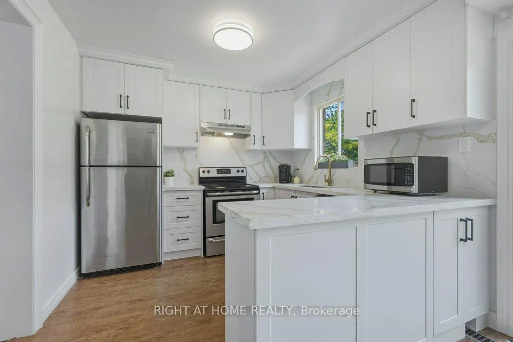 Photo 13 of 1033 Birchwood Drive, Newmarket, Gorham-College Manor — HOMEH
