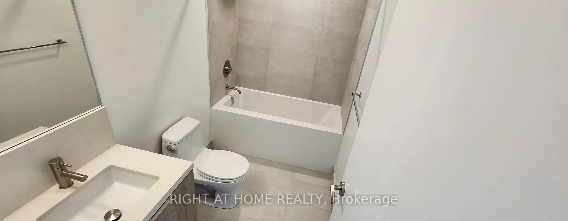 Photo 5 of Unit 209, 2020 Bathurst Street, Toronto, Humewood-Cedarvale — HOMEH
