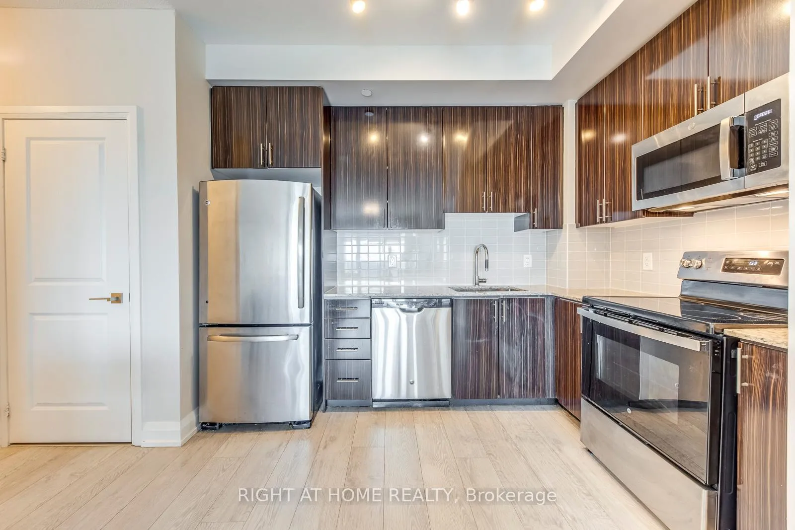 Photo 3 of Unit 2415, 7171 Yonge Street, Markham, Grandview — HOMEH