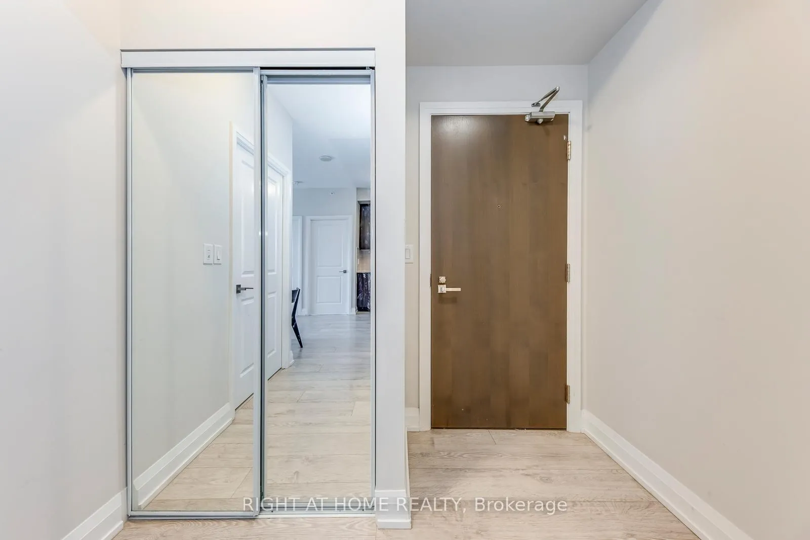 Photo 5 of Unit 2415, 7171 Yonge Street, Markham, Grandview — HOMEH