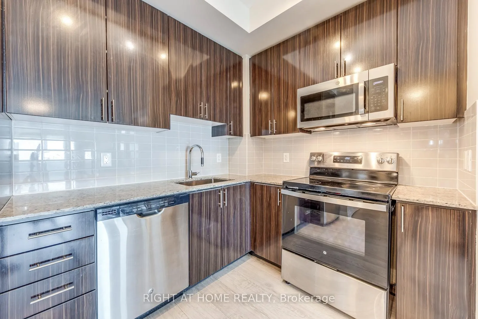 Photo 12 of Unit 2415, 7171 Yonge Street, Markham, Grandview — HOMEH