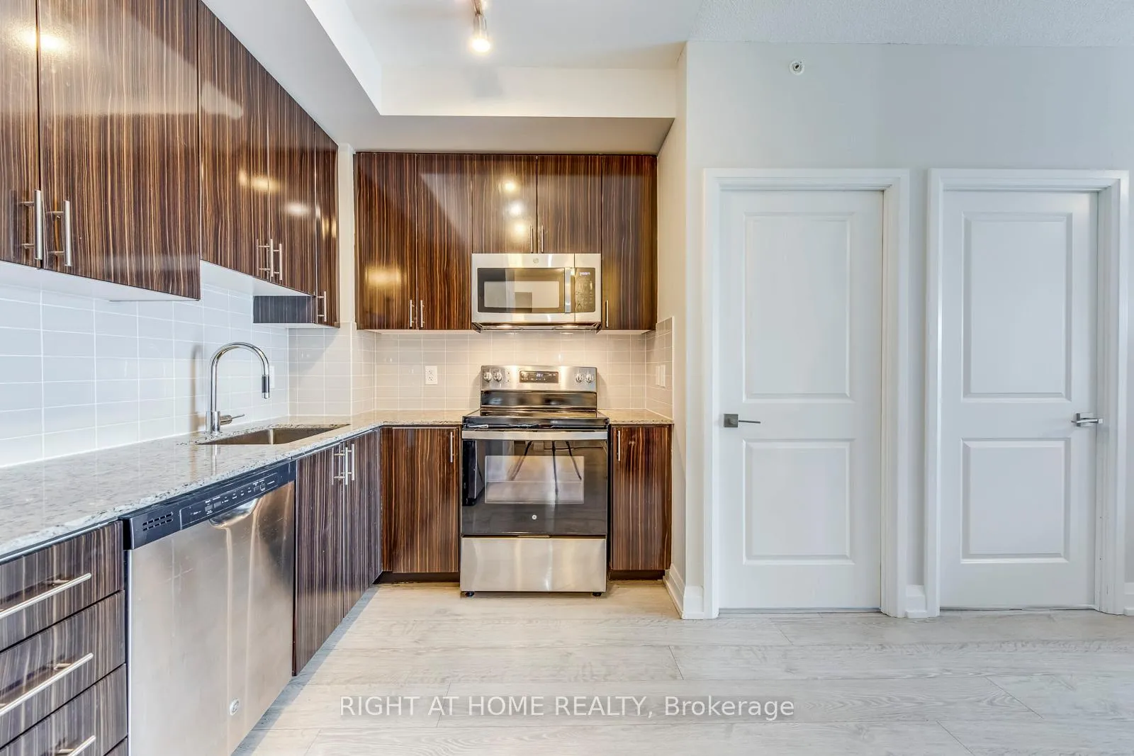 Photo 13 of Unit 2415, 7171 Yonge Street, Markham, Grandview — HOMEH