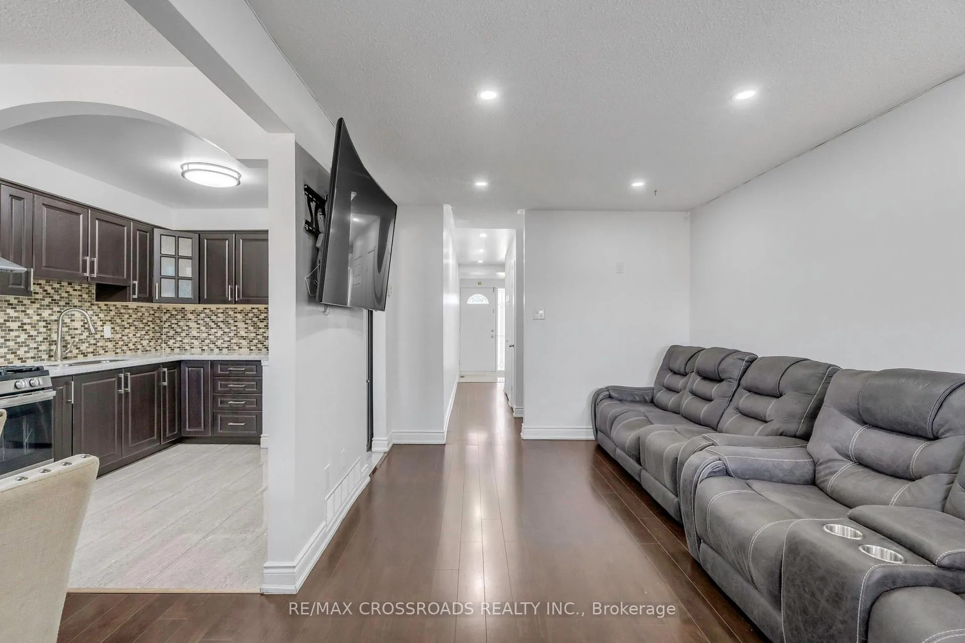 Photo 5 of Unit 12, 7450 Darcel Avenue, Mississauga, Malton — HOMEH