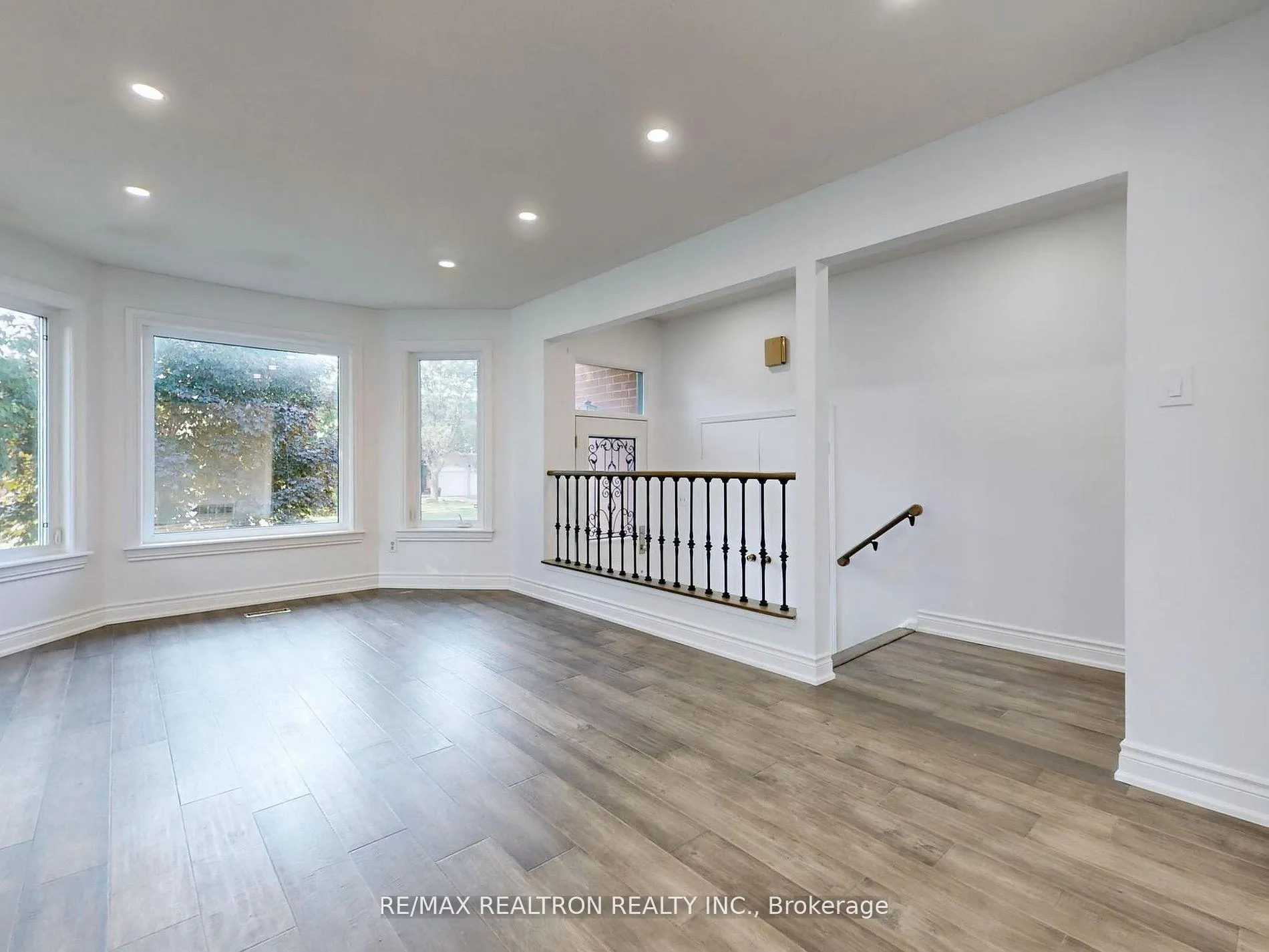 Photo 3 of Unit Main, 187 Crossland Gate, Newmarket, Glenway Estates — HOMEH