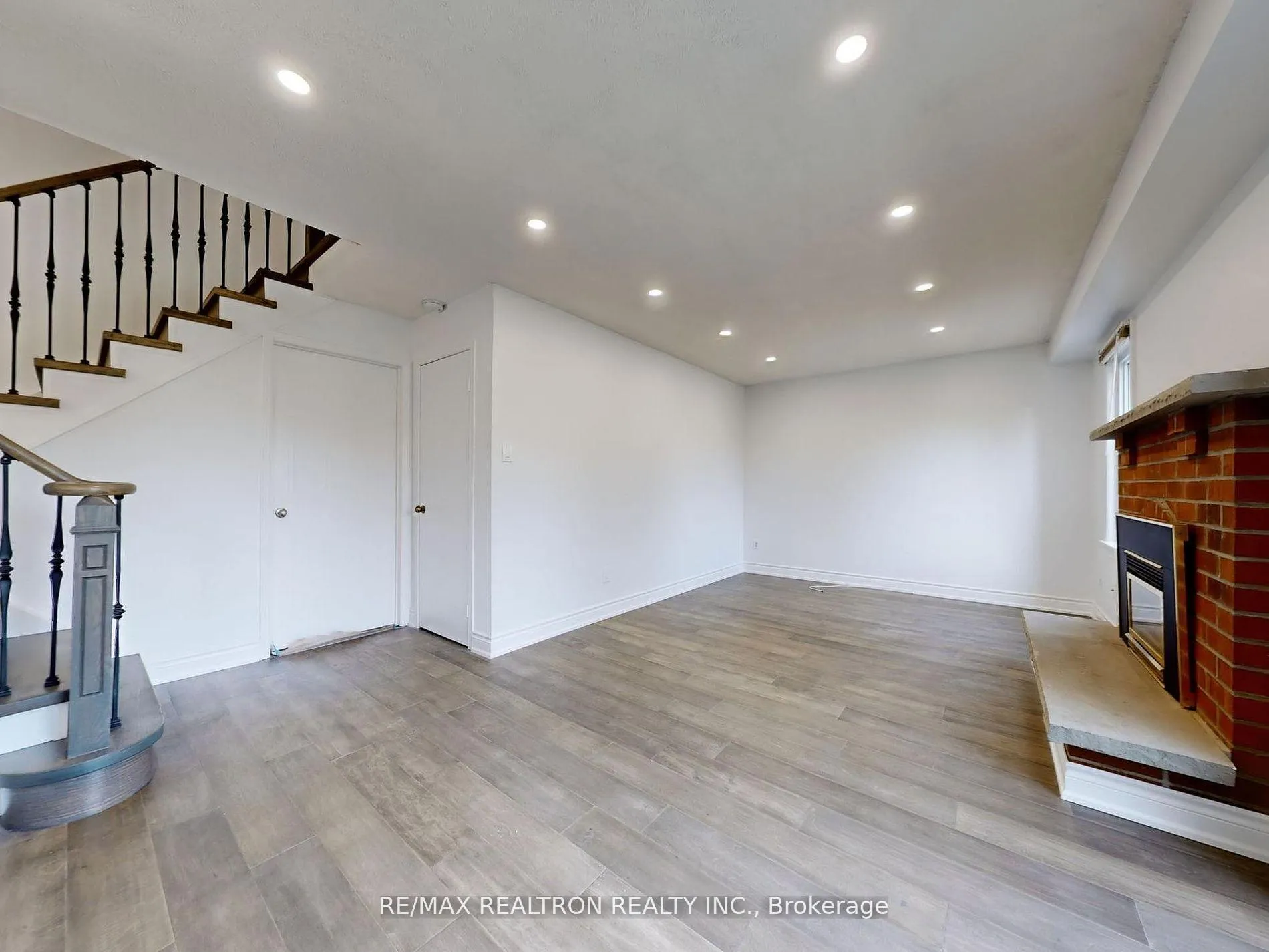 Photo 10 of Unit Main, 187 Crossland Gate, Newmarket, Glenway Estates — HOMEH