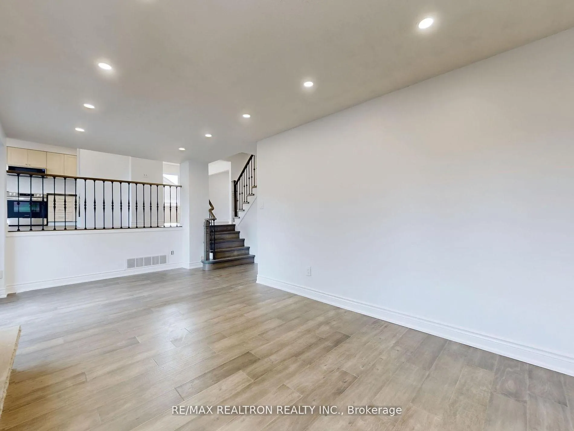 Photo 11 of Unit Main, 187 Crossland Gate, Newmarket, Glenway Estates — HOMEH