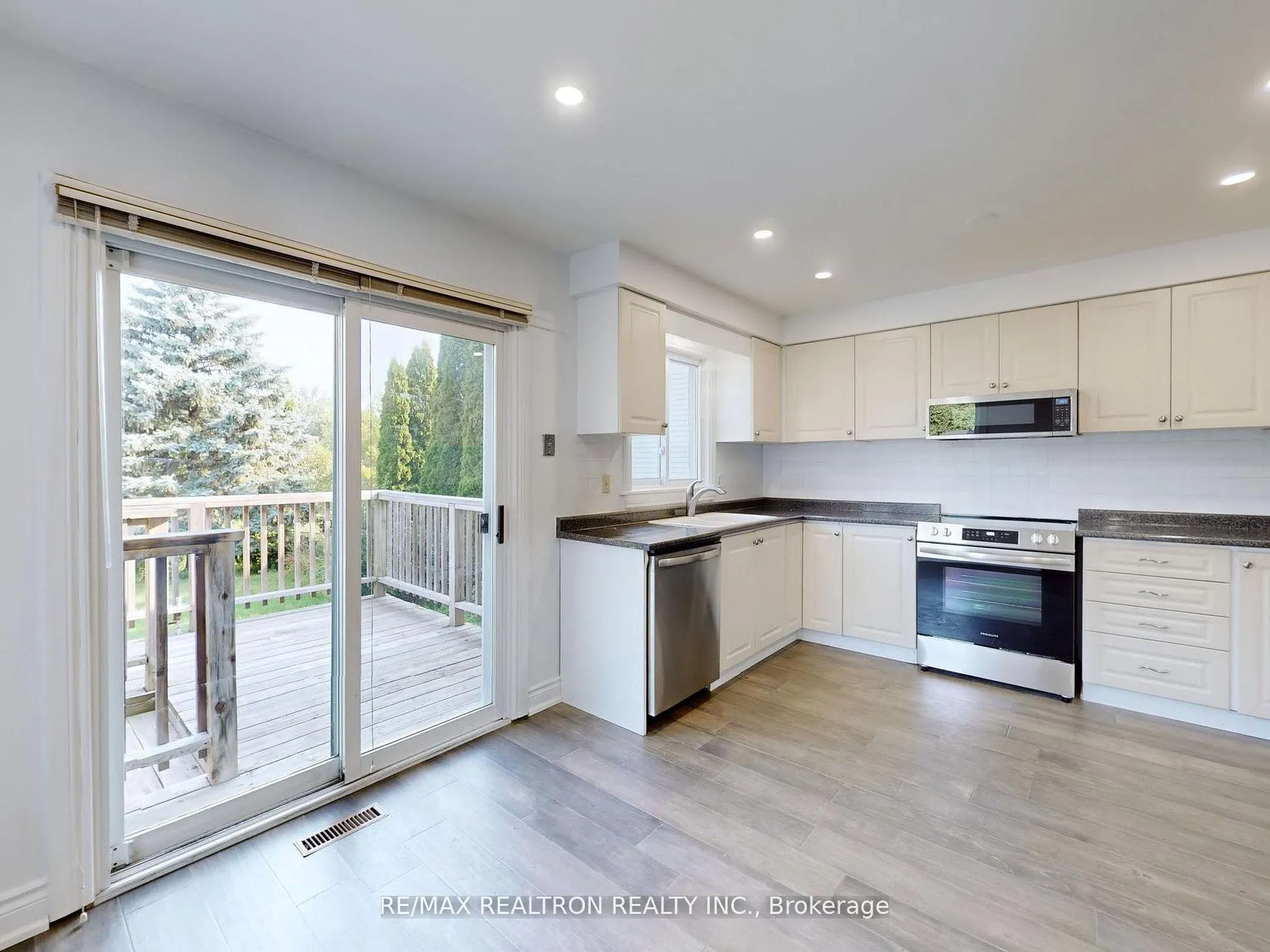 Photo 14 of Unit Main, 187 Crossland Gate, Newmarket, Glenway Estates — HOMEH