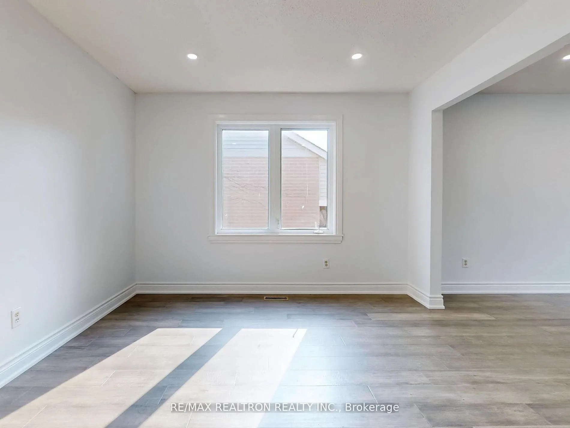 Photo 18 of Unit Main, 187 Crossland Gate, Newmarket, Glenway Estates — HOMEH