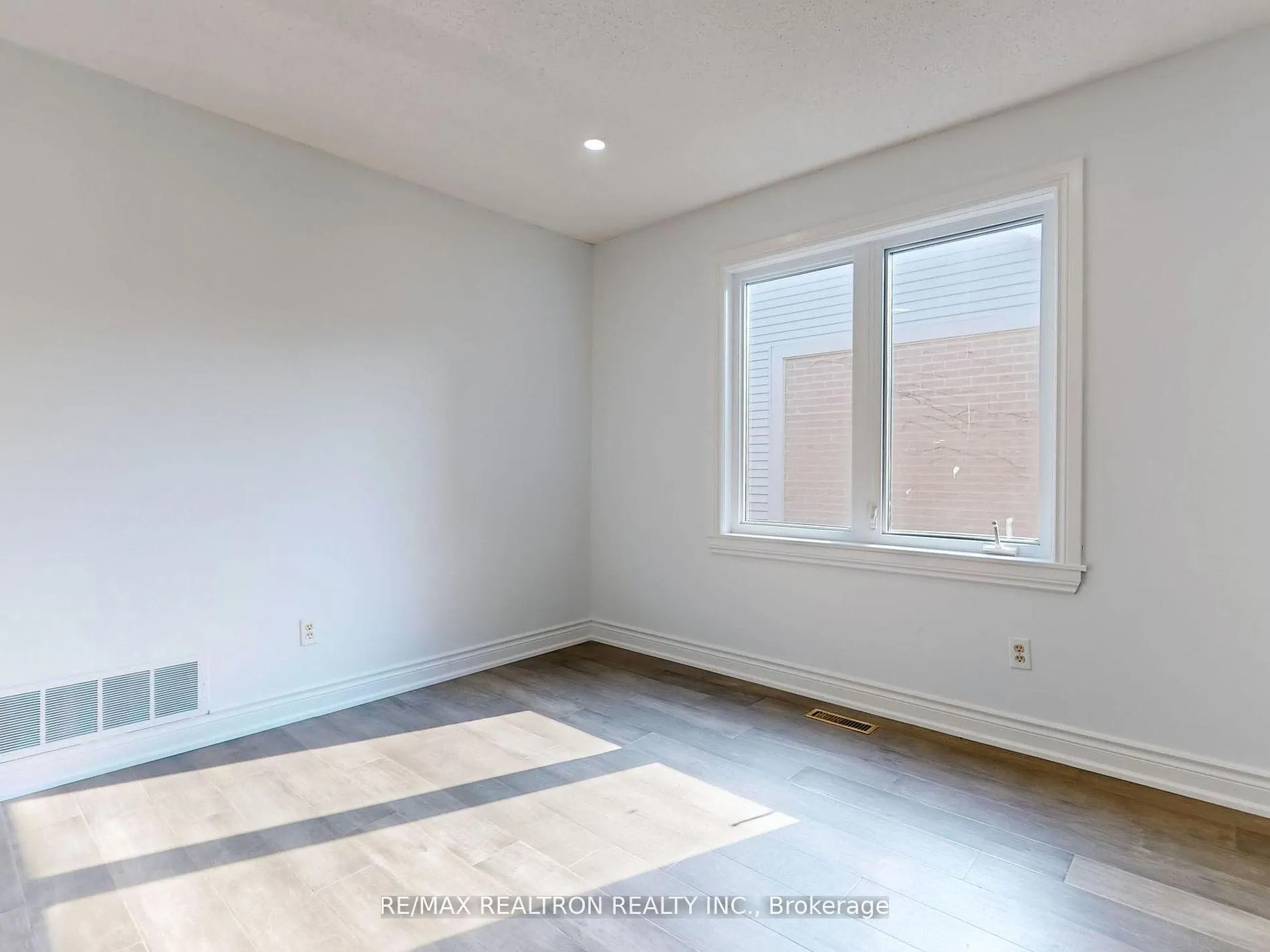 Photo 19 of Unit Main, 187 Crossland Gate, Newmarket, Glenway Estates — HOMEH