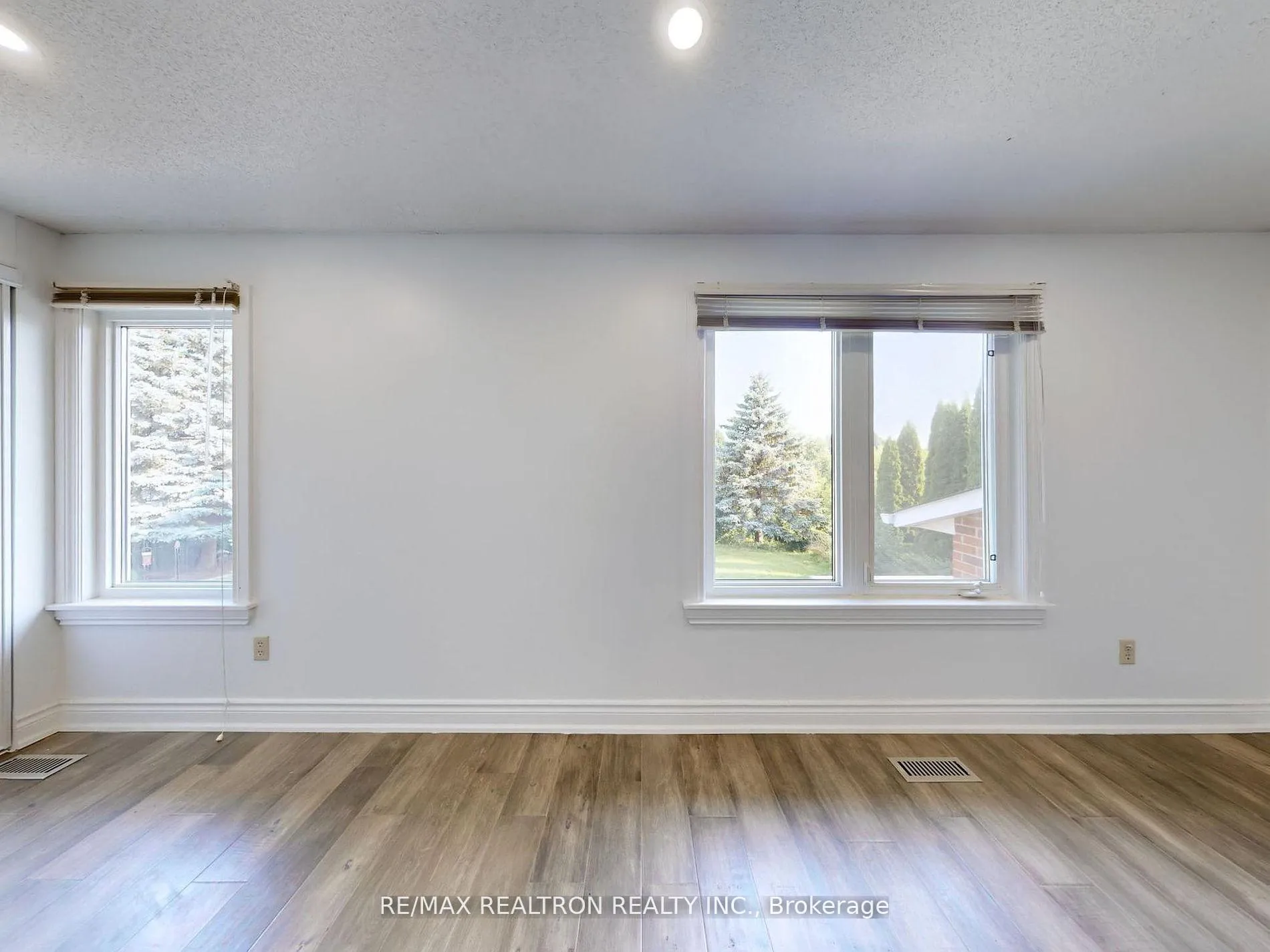 Photo 26 of Unit Main, 187 Crossland Gate, Newmarket, Glenway Estates — HOMEH