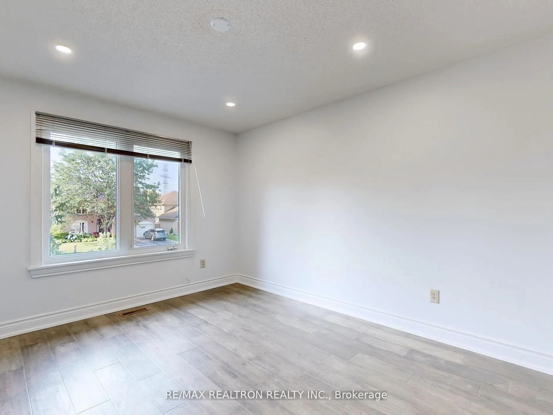 Photo 31 of Unit Main, 187 Crossland Gate, Newmarket, Glenway Estates — HOMEH