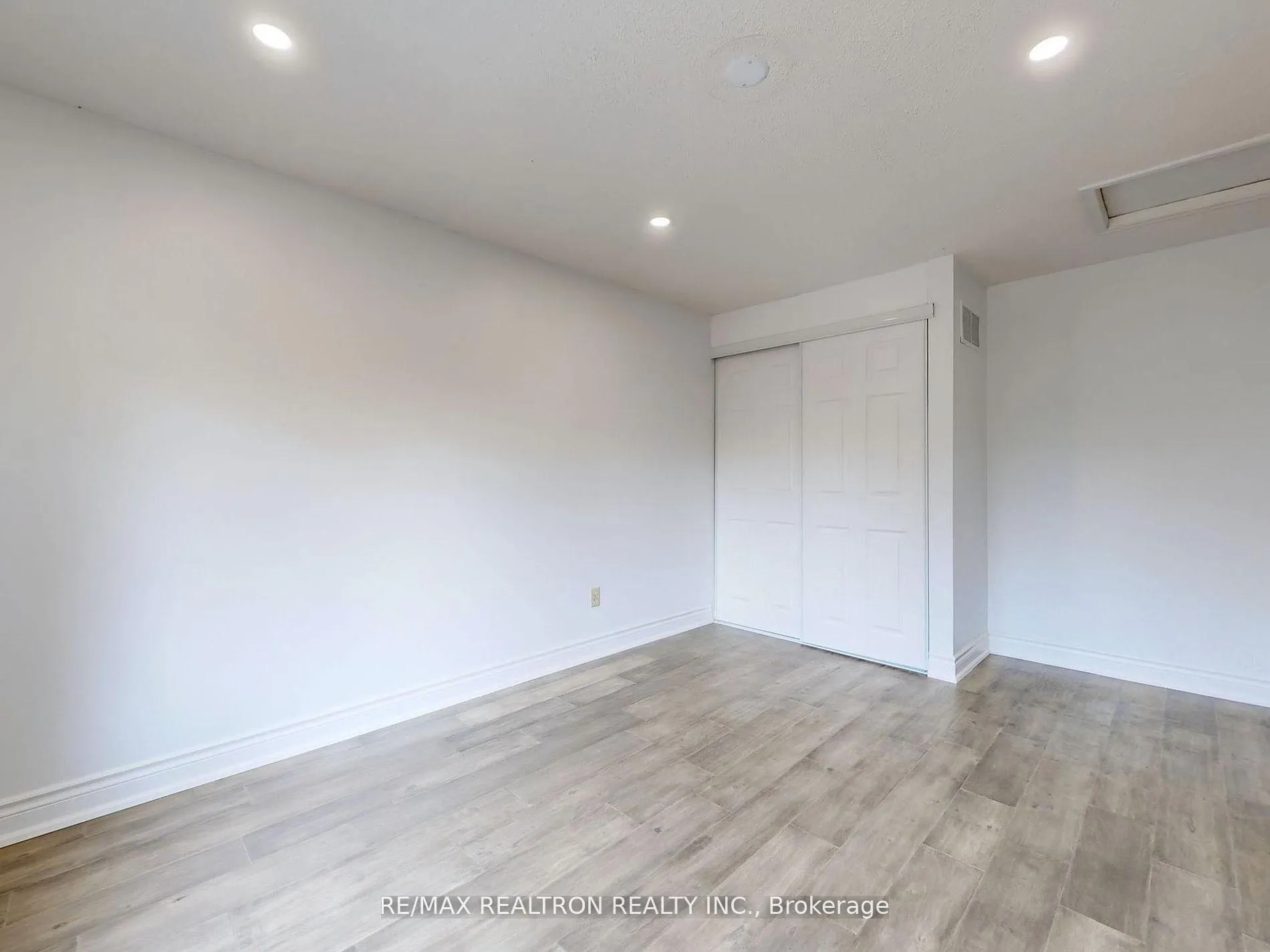 Photo 32 of Unit Main, 187 Crossland Gate, Newmarket, Glenway Estates — HOMEH