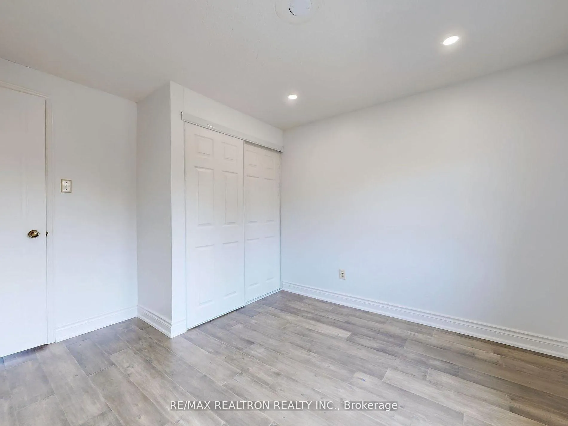 Photo 33 of Unit Main, 187 Crossland Gate, Newmarket, Glenway Estates — HOMEH