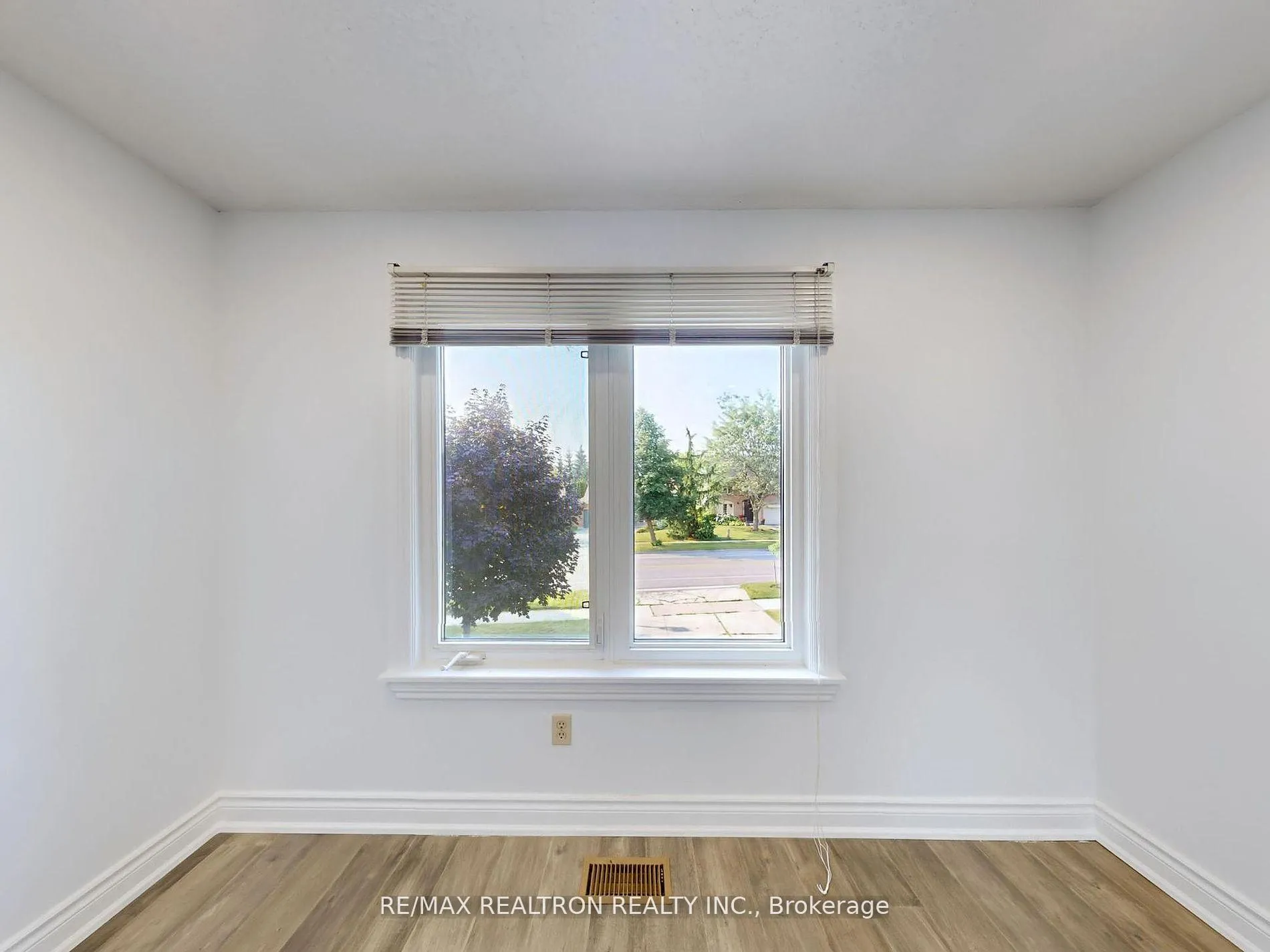 Photo 34 of Unit Main, 187 Crossland Gate, Newmarket, Glenway Estates — HOMEH