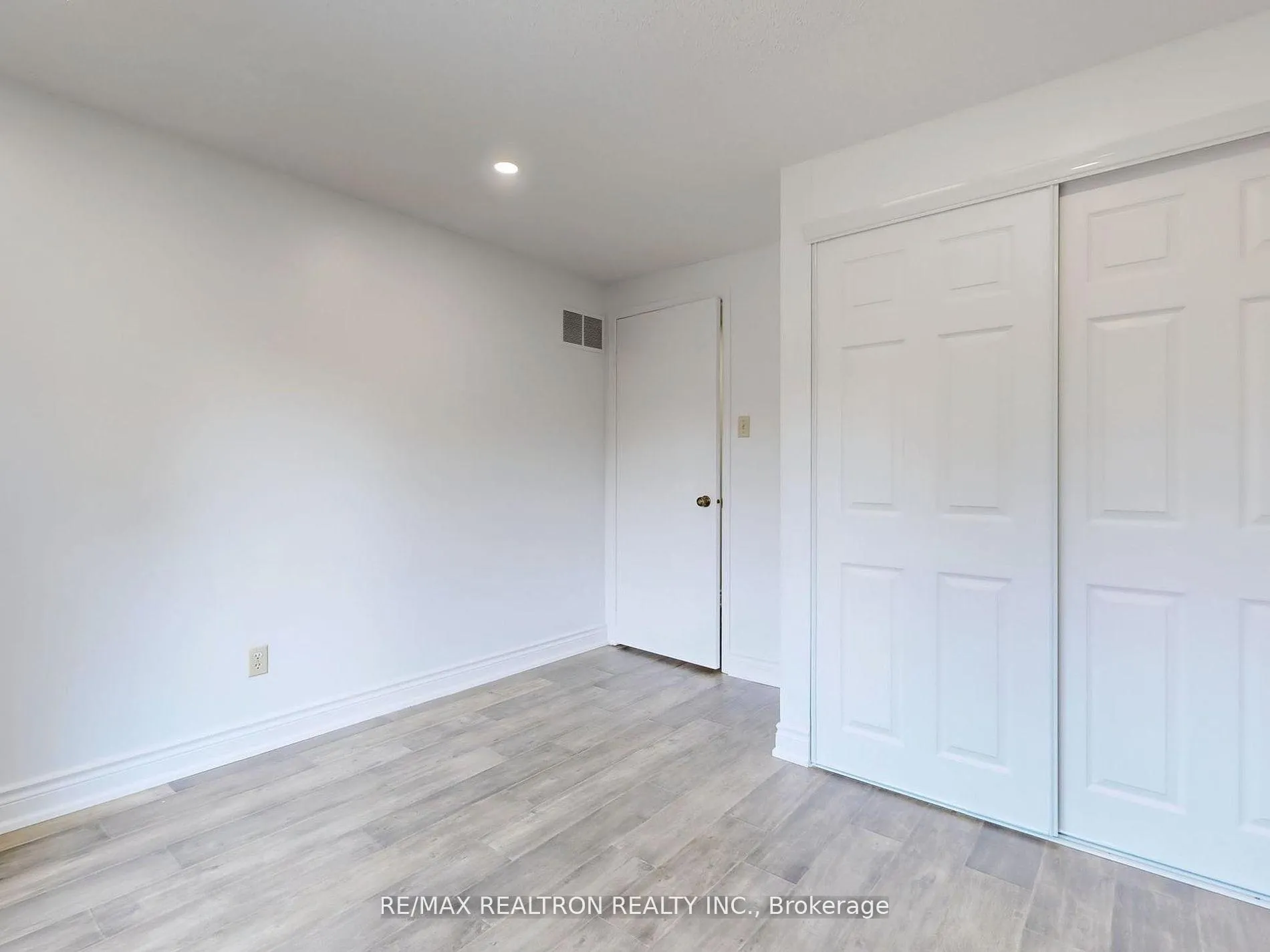 Photo 35 of Unit Main, 187 Crossland Gate, Newmarket, Glenway Estates — HOMEH