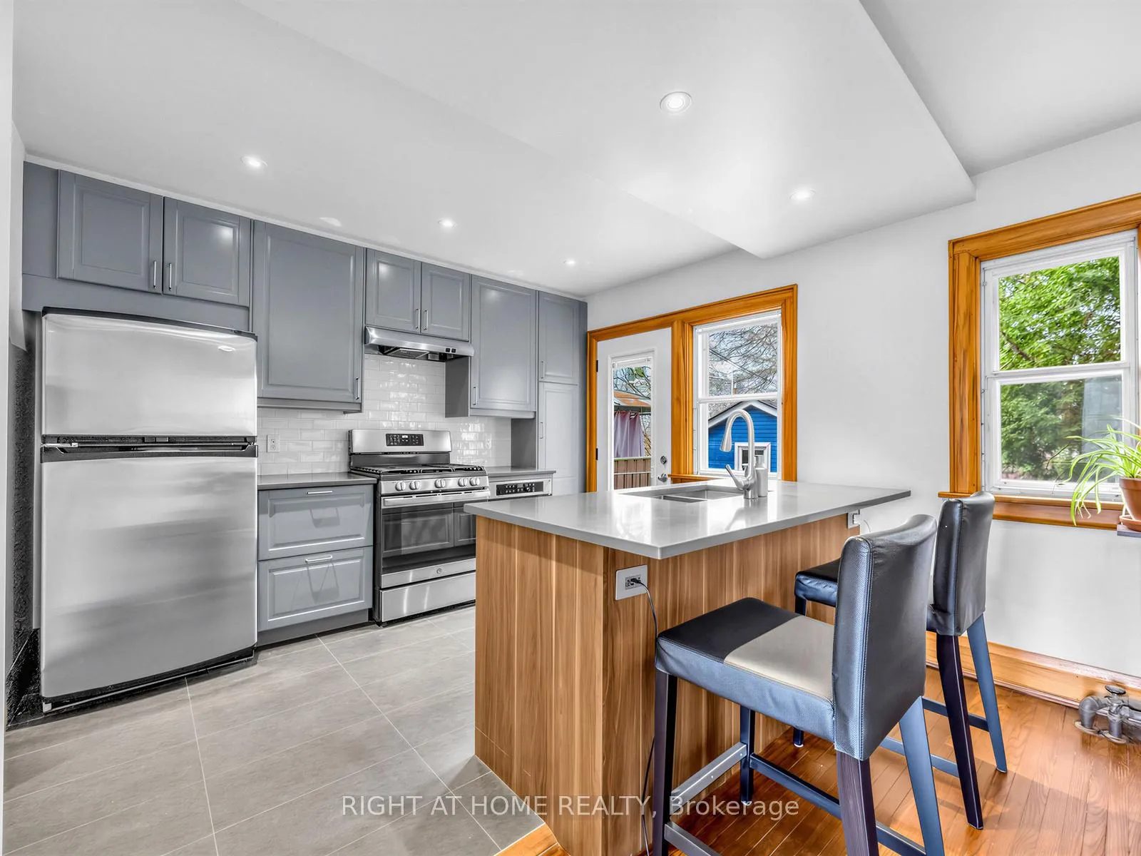 Photo 10 of 26 Maryland Boulevard, Toronto, Crescent Town — HOMEH