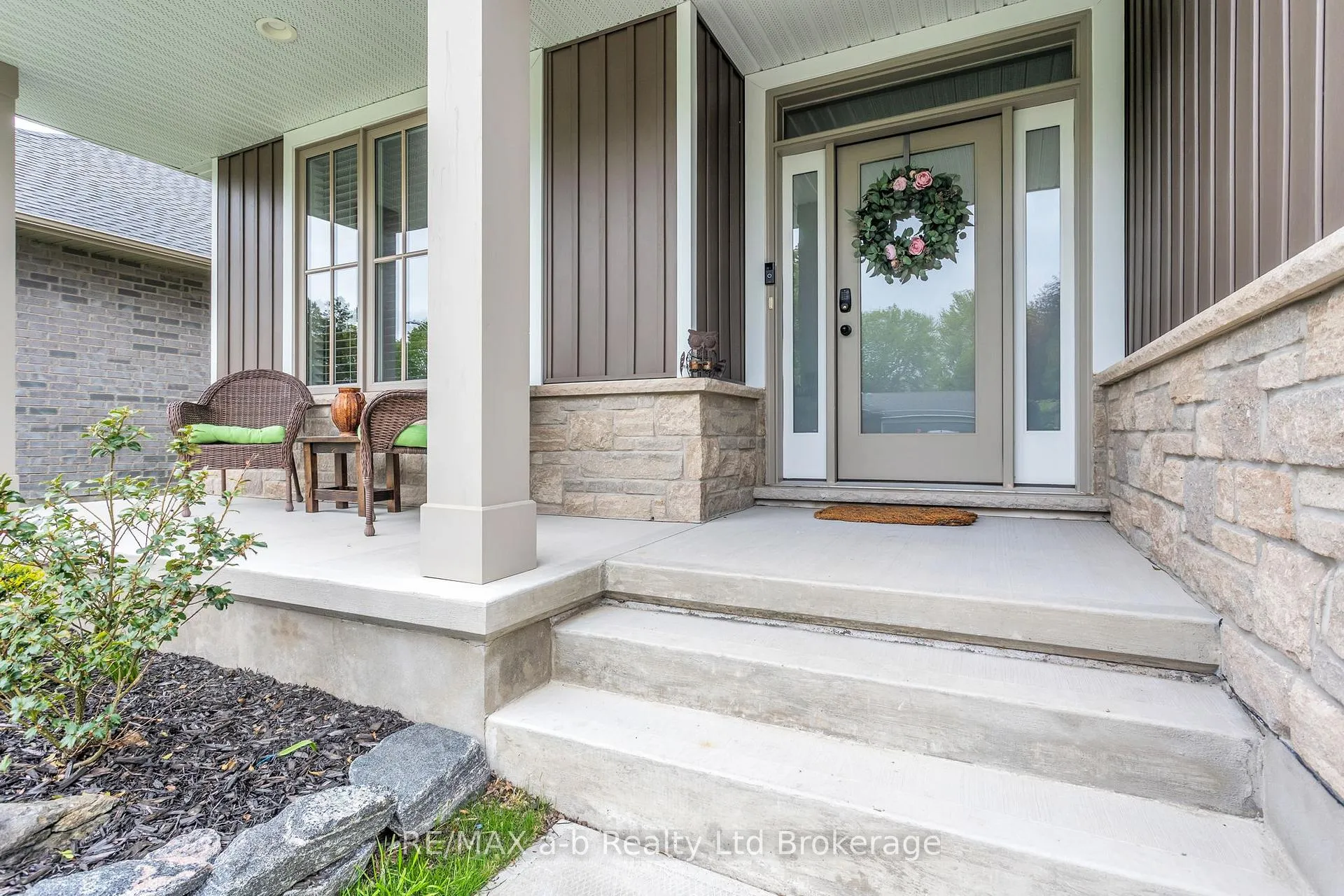 Photo 3 of 41 Lowrie Crescent, Tillsonburg — HOMEH