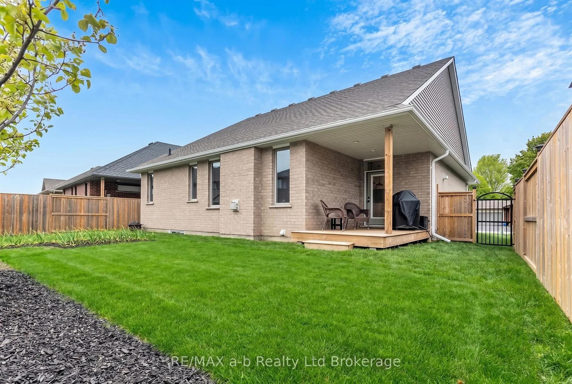 Photo 4 of 41 Lowrie Crescent, Tillsonburg — HOMEH
