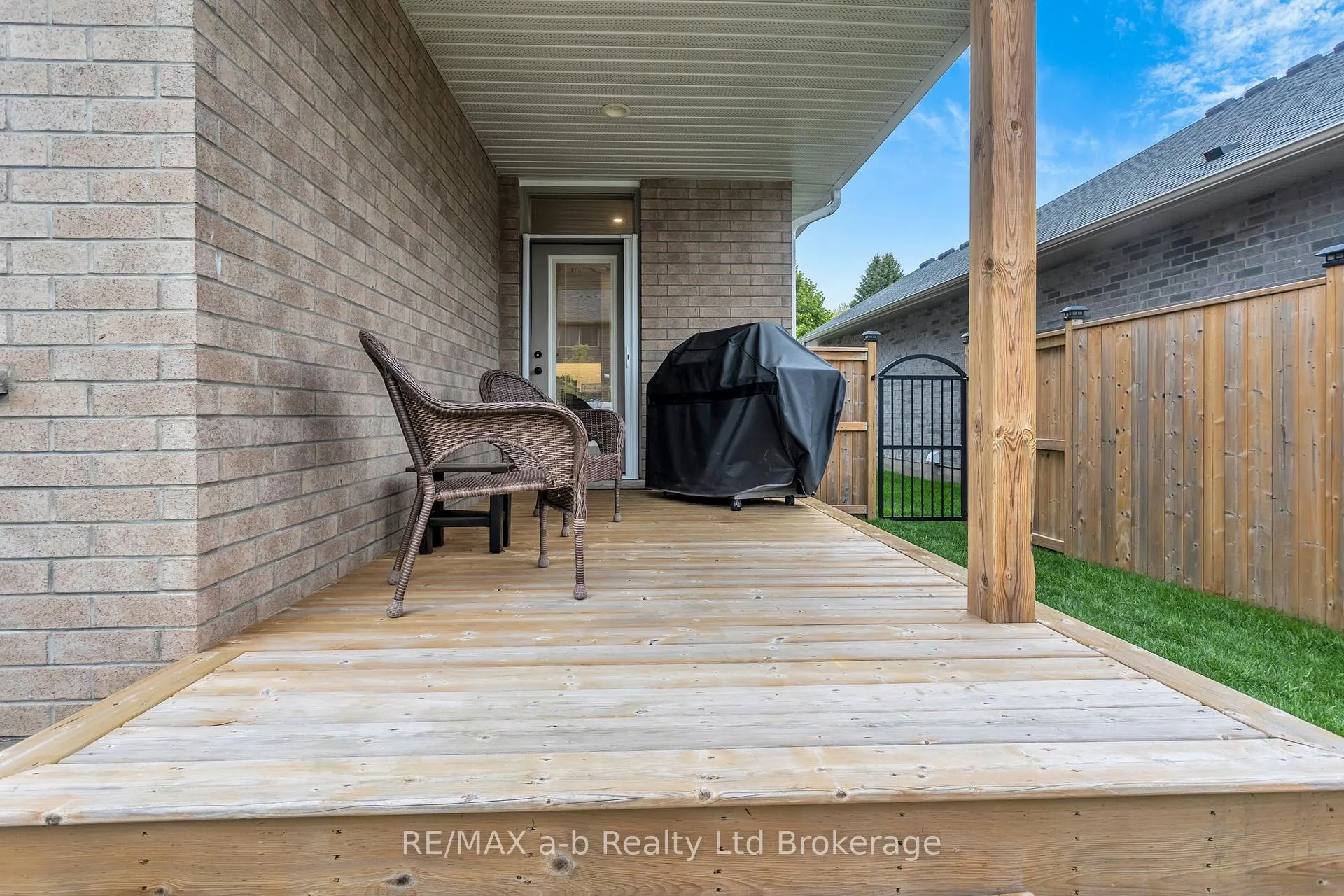Photo 5 of 41 Lowrie Crescent, Tillsonburg — HOMEH