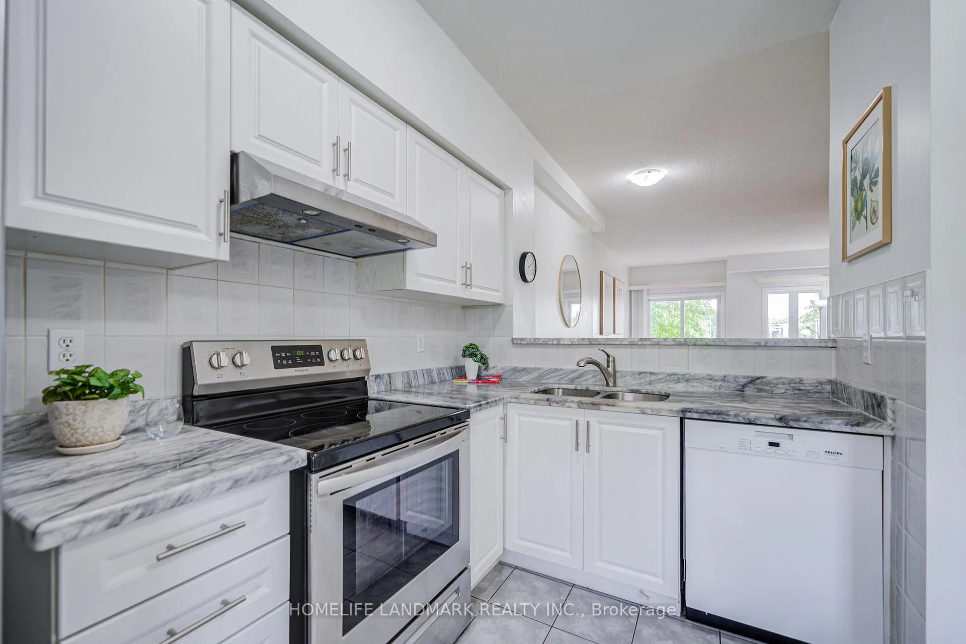 Photo 6 of Unit 6, 10 St Moritz Way, Markham, Unionville — HOMEH