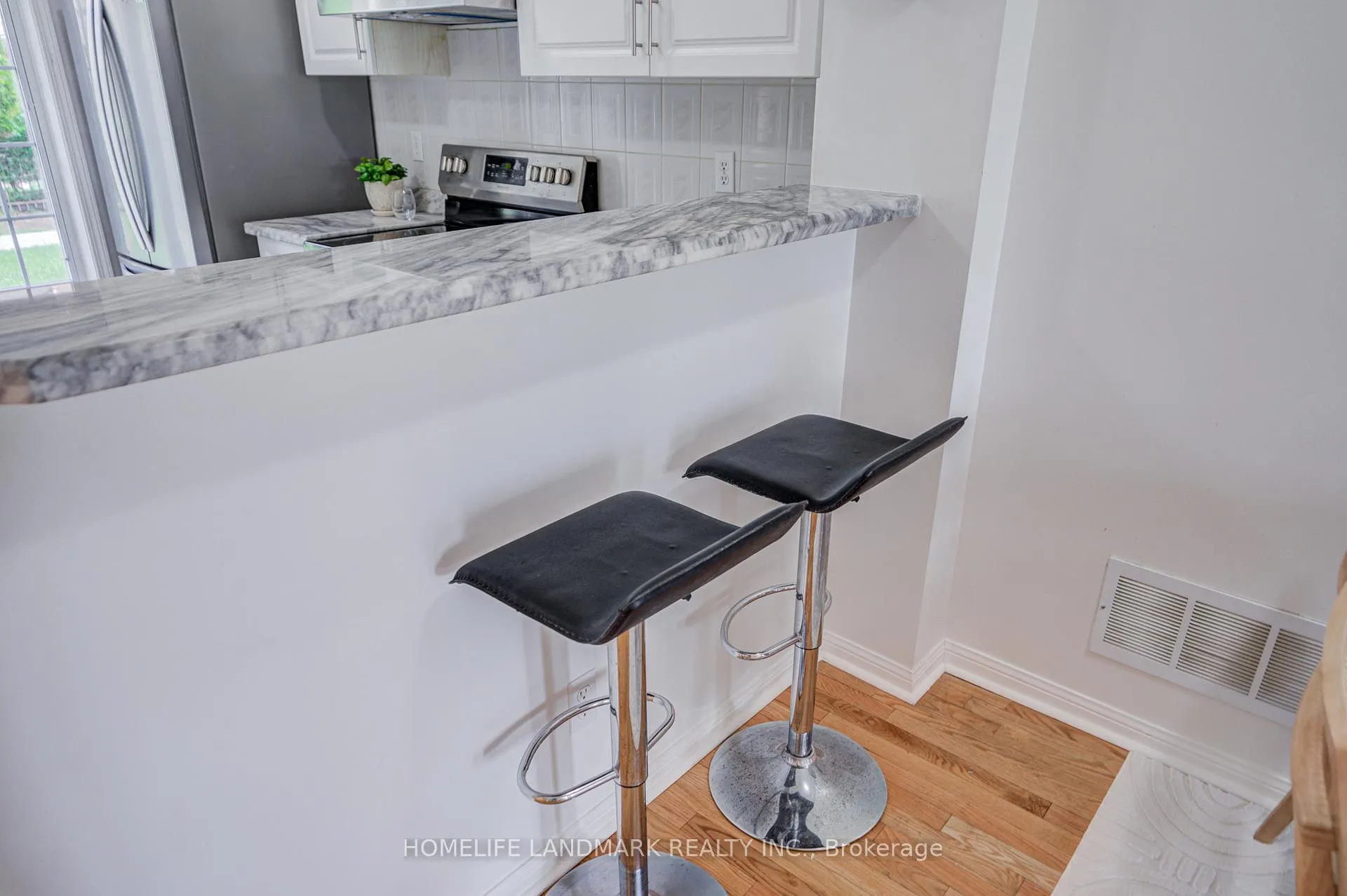 Photo 7 of Unit 6, 10 St Moritz Way, Markham, Unionville — HOMEH