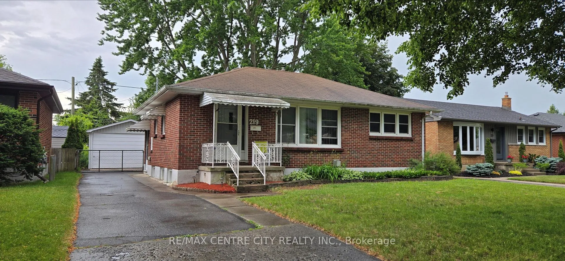 Front of 219 Fairway Avenue