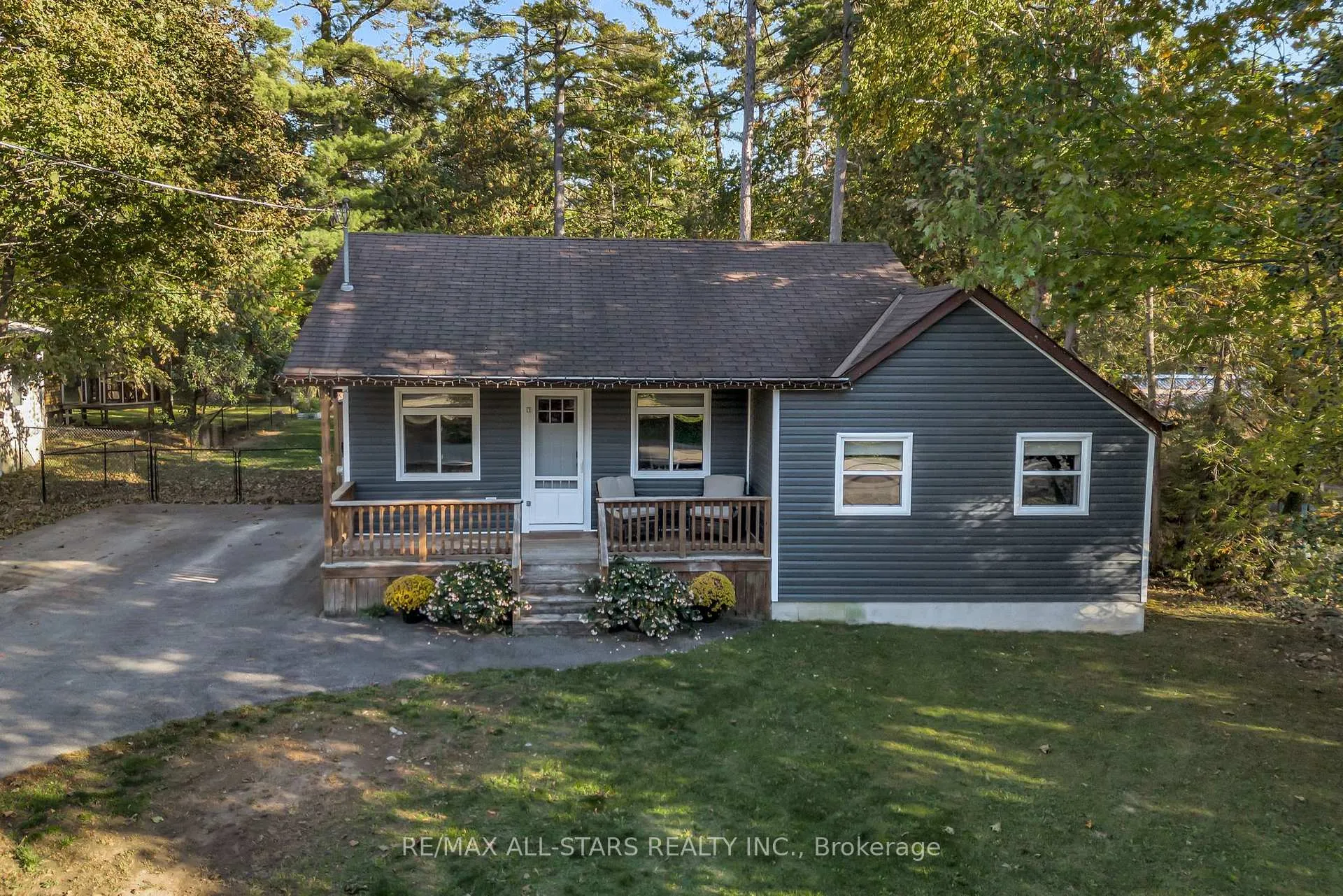 Photo 3 of 16 Parkhill Drive, Kawartha Lakes, Fenelon Falls — HOMEH