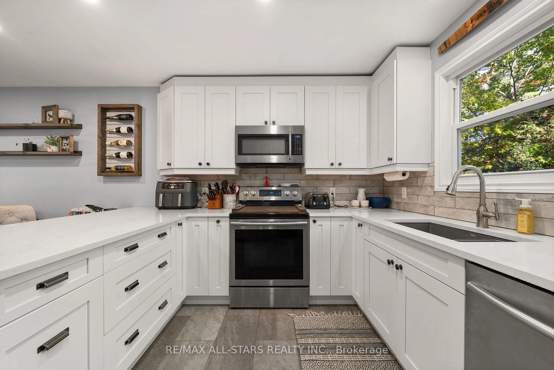Photo 23 of 16 Parkhill Drive, Kawartha Lakes, Fenelon Falls — HOMEH