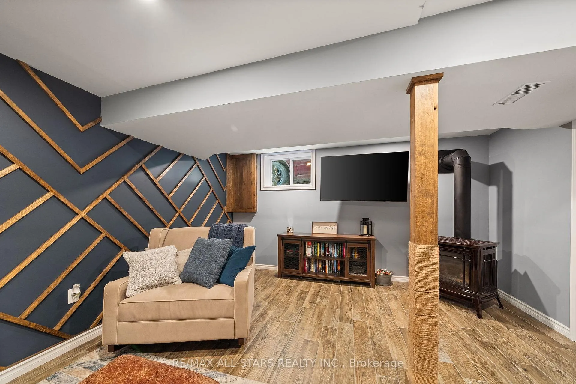 Photo 32 of 16 Parkhill Drive, Kawartha Lakes, Fenelon Falls — HOMEH