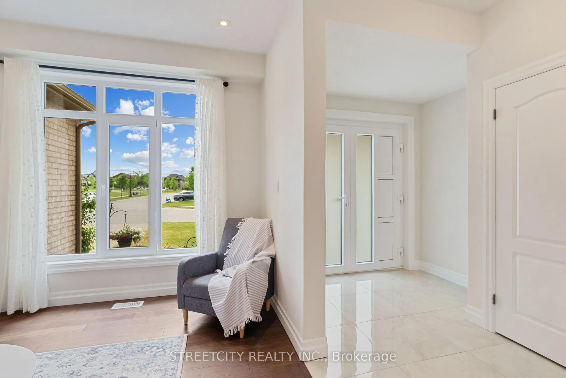 Photo 5 of 878 Zaifman Circle, London, North B — HOMEH