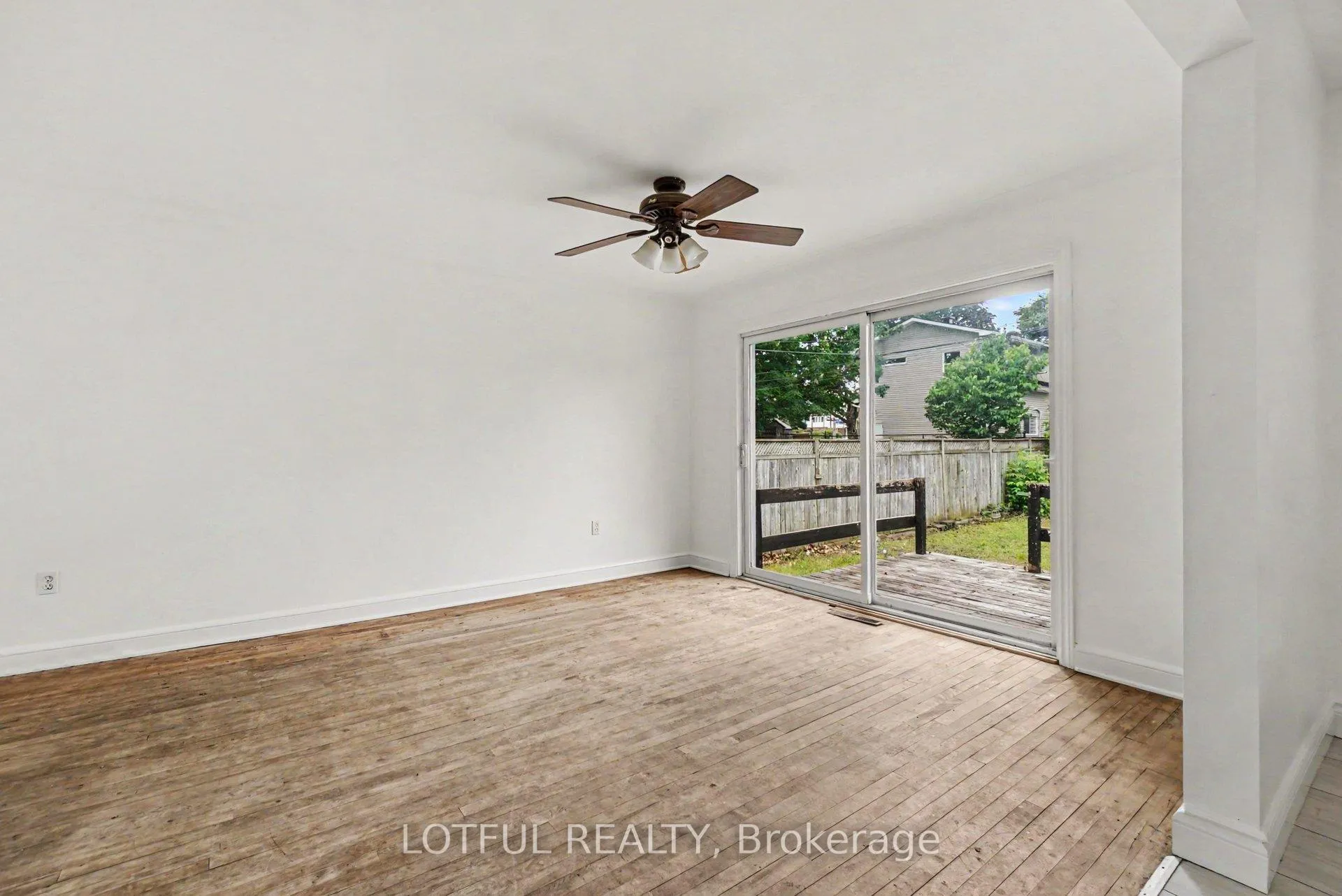 Photo 11 of 832 Rex Avenue, Ottawa, McKellar Heights — HOMEH
