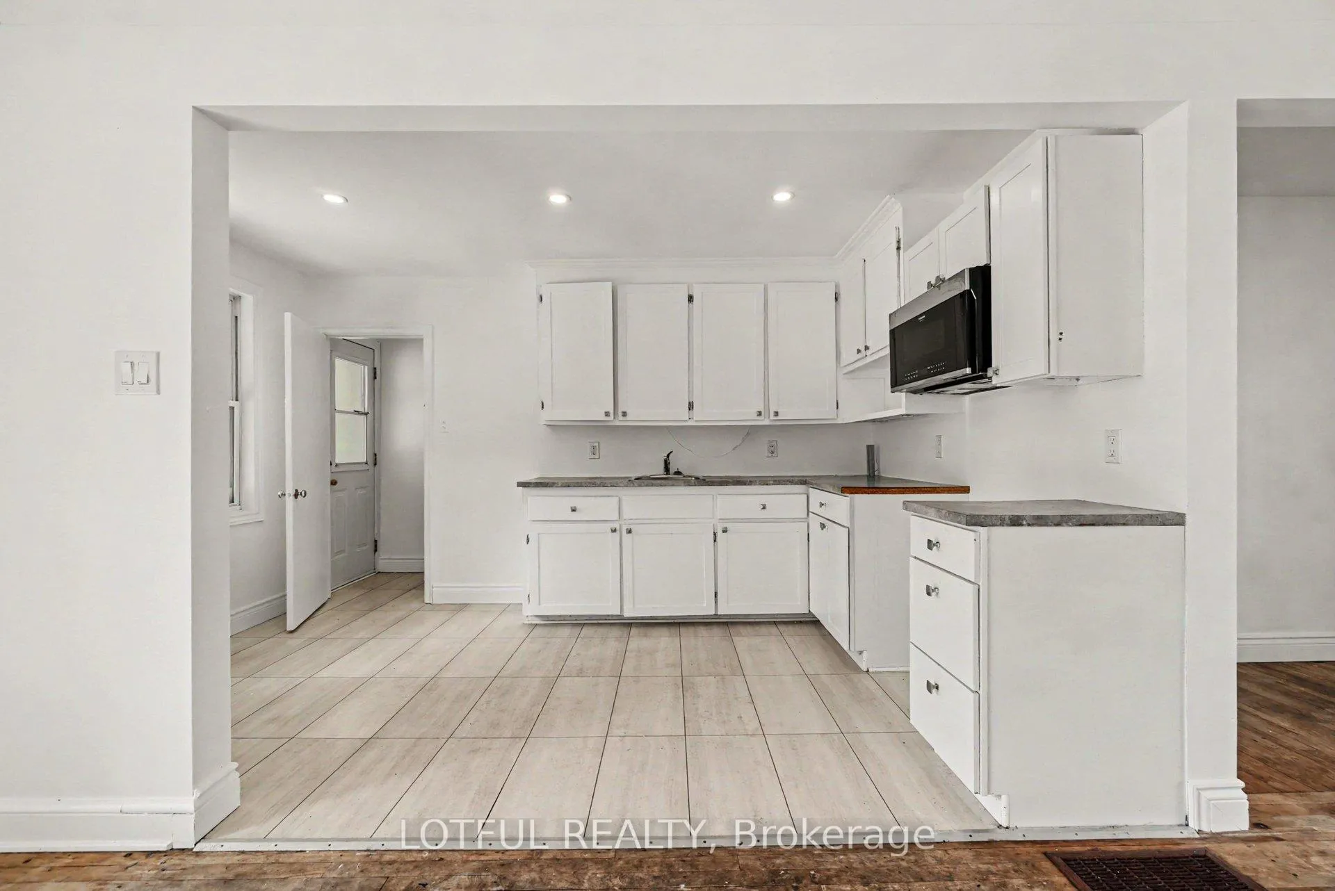 Photo 15 of 832 Rex Avenue, Ottawa, McKellar Heights — HOMEH