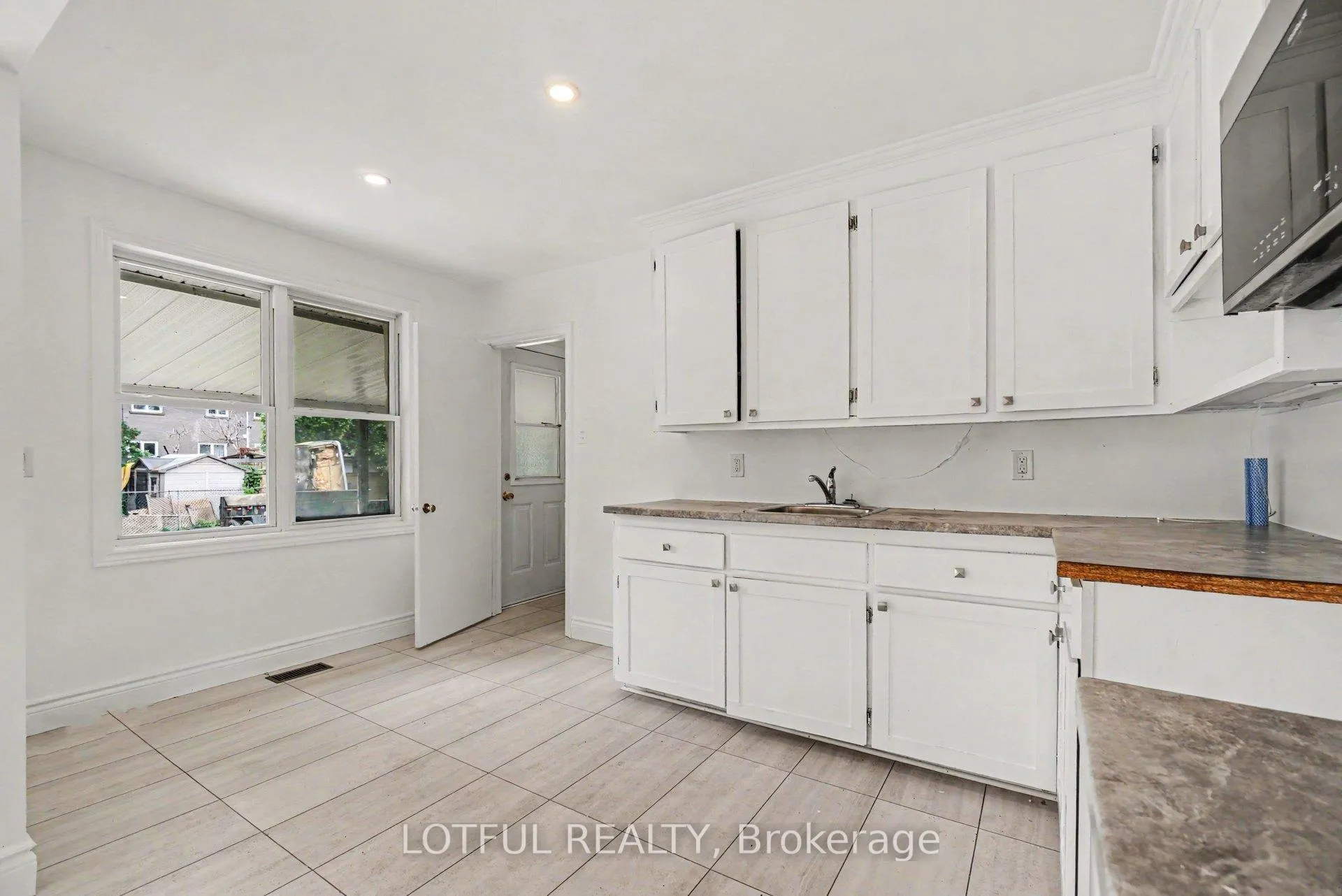 Photo 16 of 832 Rex Avenue, Ottawa, McKellar Heights — HOMEH