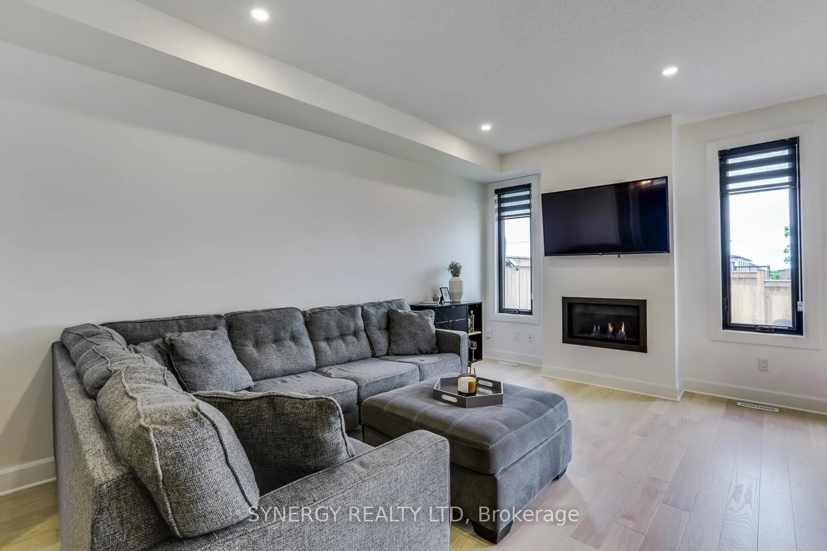 Photo 11 of 943 Upperpoint Avenue, London, South B — HOMEH