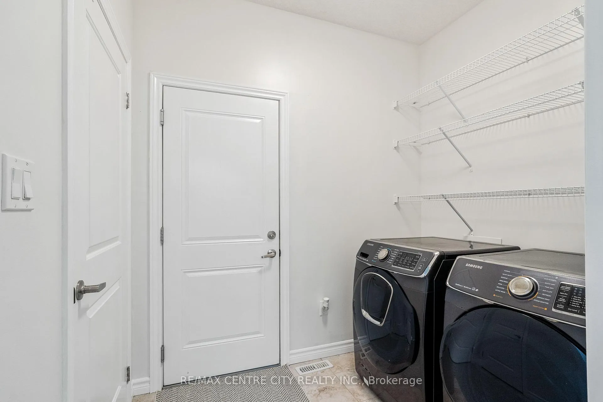 Photo 16 of 1420 Howlett Circle, London, North S — HOMEH