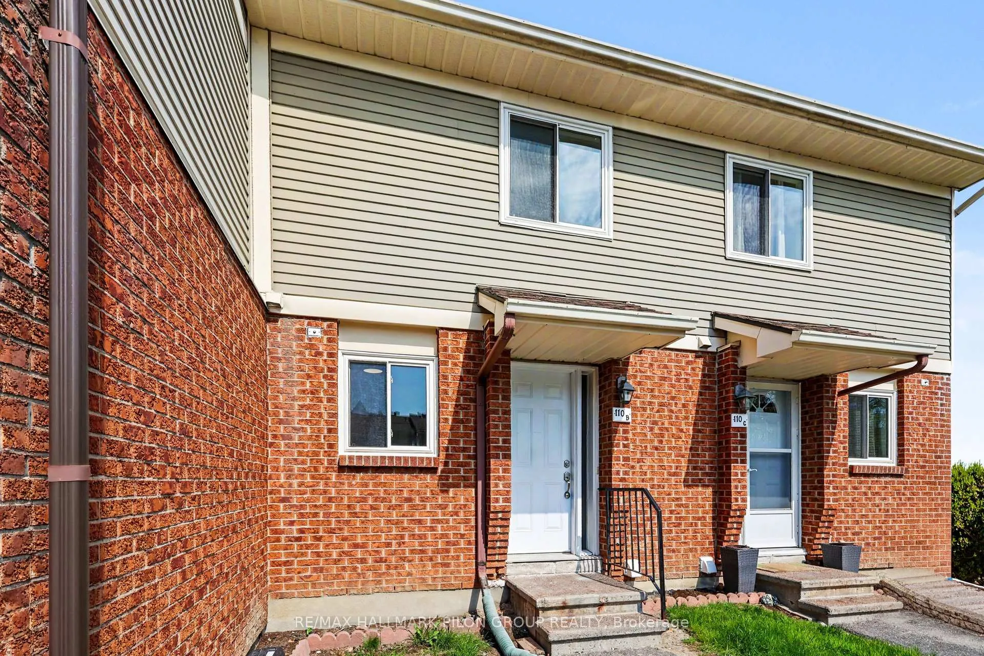 Photo 2 of Unit B, 110 Valley Stream Drive, Ottawa, Leslie Park — HOMEH
