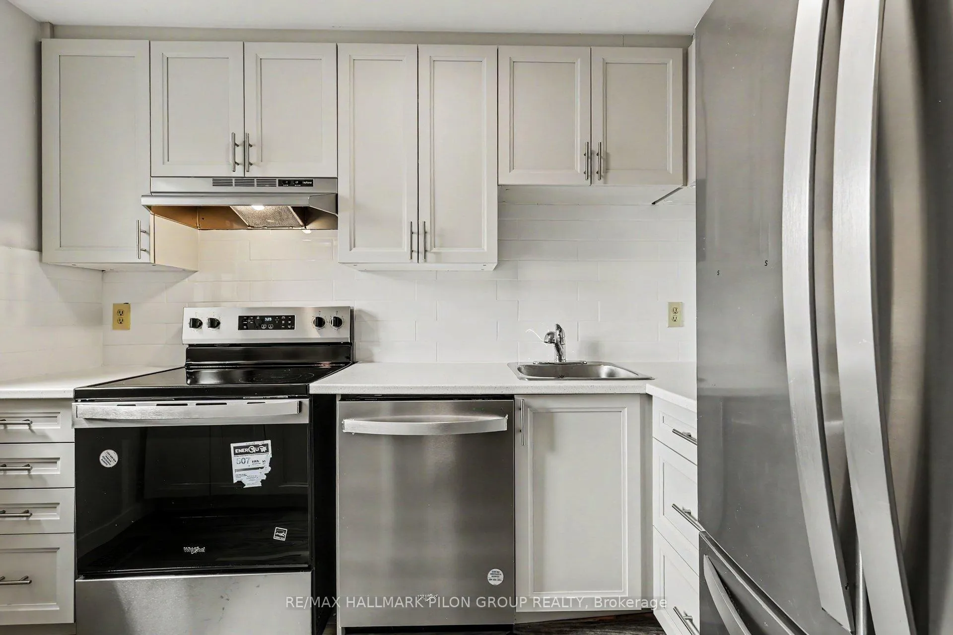 Photo 8 of Unit B, 110 Valley Stream Drive, Ottawa, Leslie Park — HOMEH