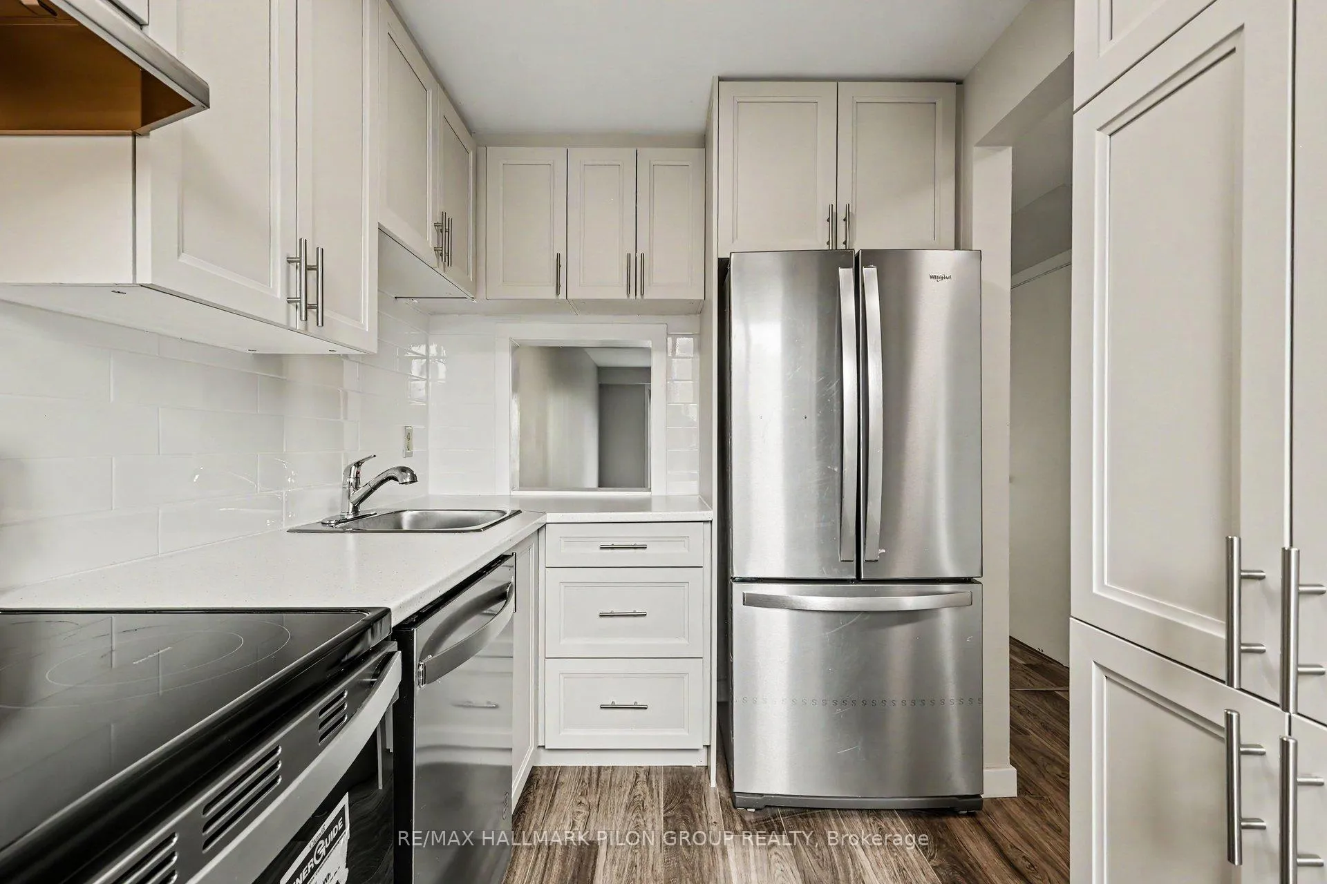 Photo 9 of Unit B, 110 Valley Stream Drive, Ottawa, Leslie Park — HOMEH