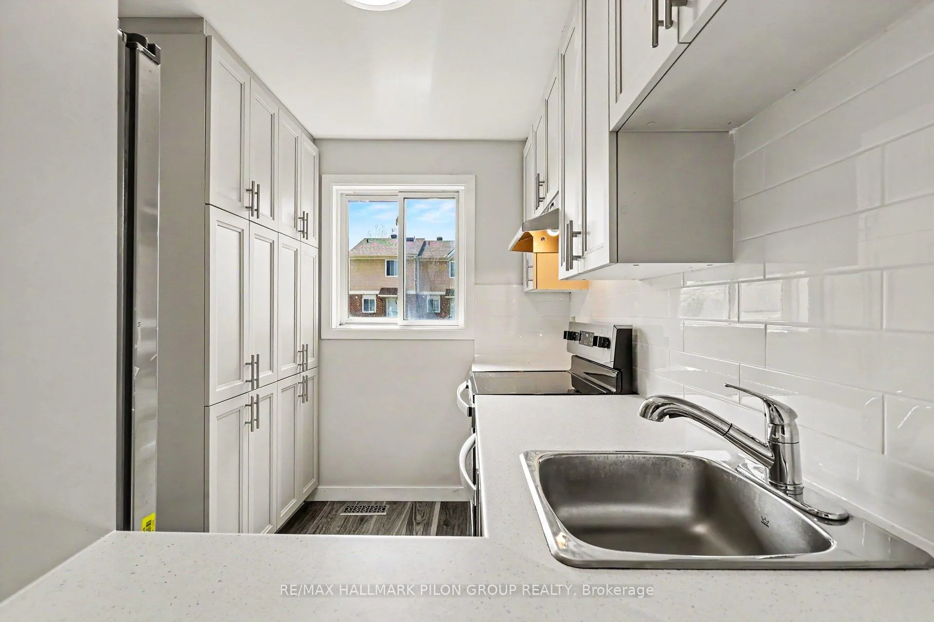 Photo 10 of Unit B, 110 Valley Stream Drive, Ottawa, Leslie Park — HOMEH