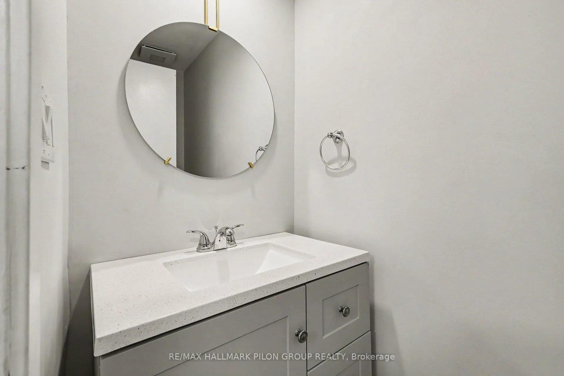 Photo 11 of Unit B, 110 Valley Stream Drive, Ottawa, Leslie Park — HOMEH