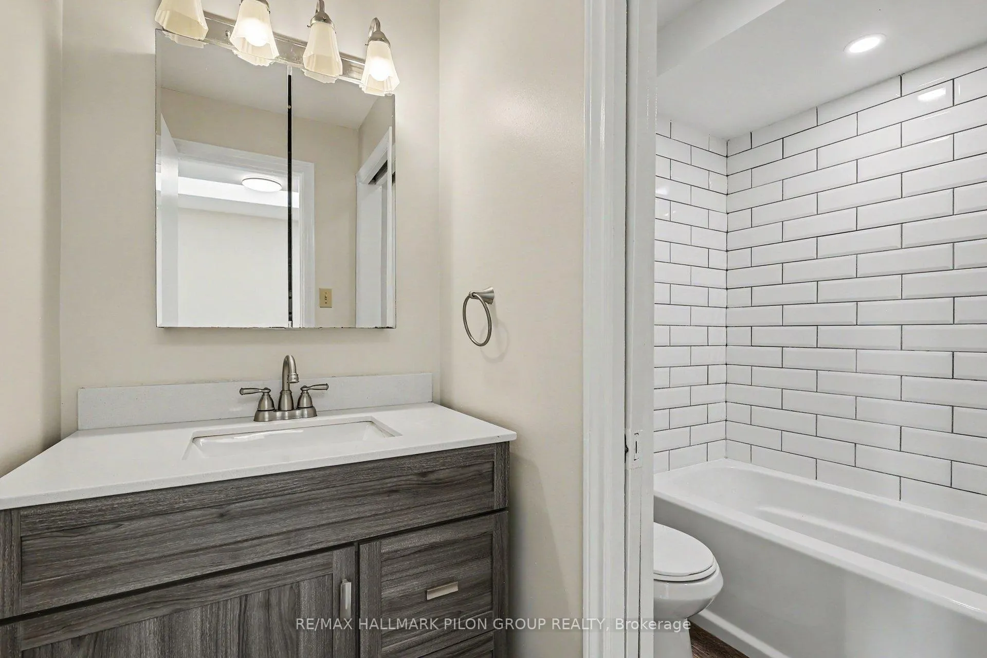 Photo 14 of Unit B, 110 Valley Stream Drive, Ottawa, Leslie Park — HOMEH